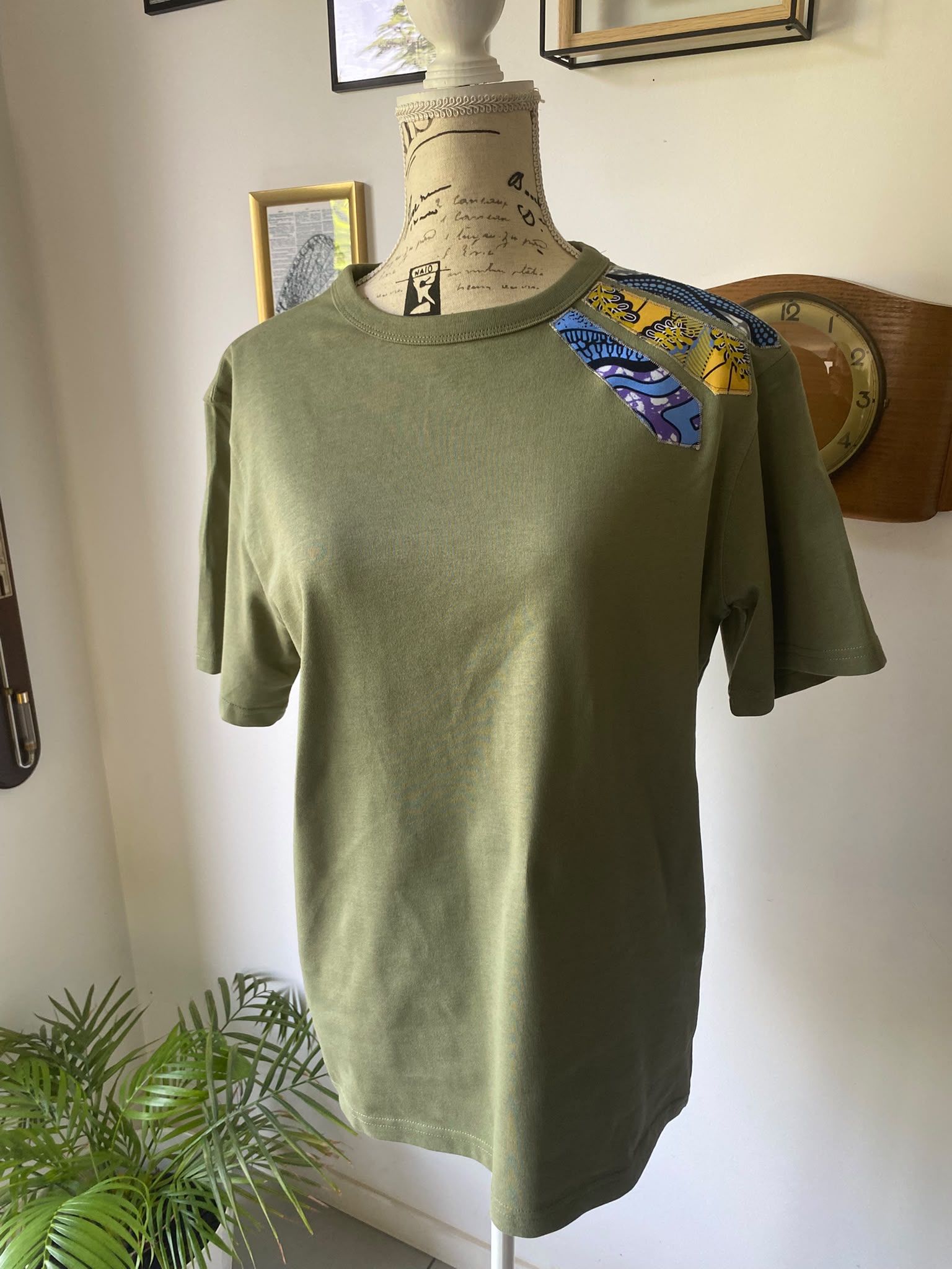 T-shirt kaki customisé – Taille S – Image 7