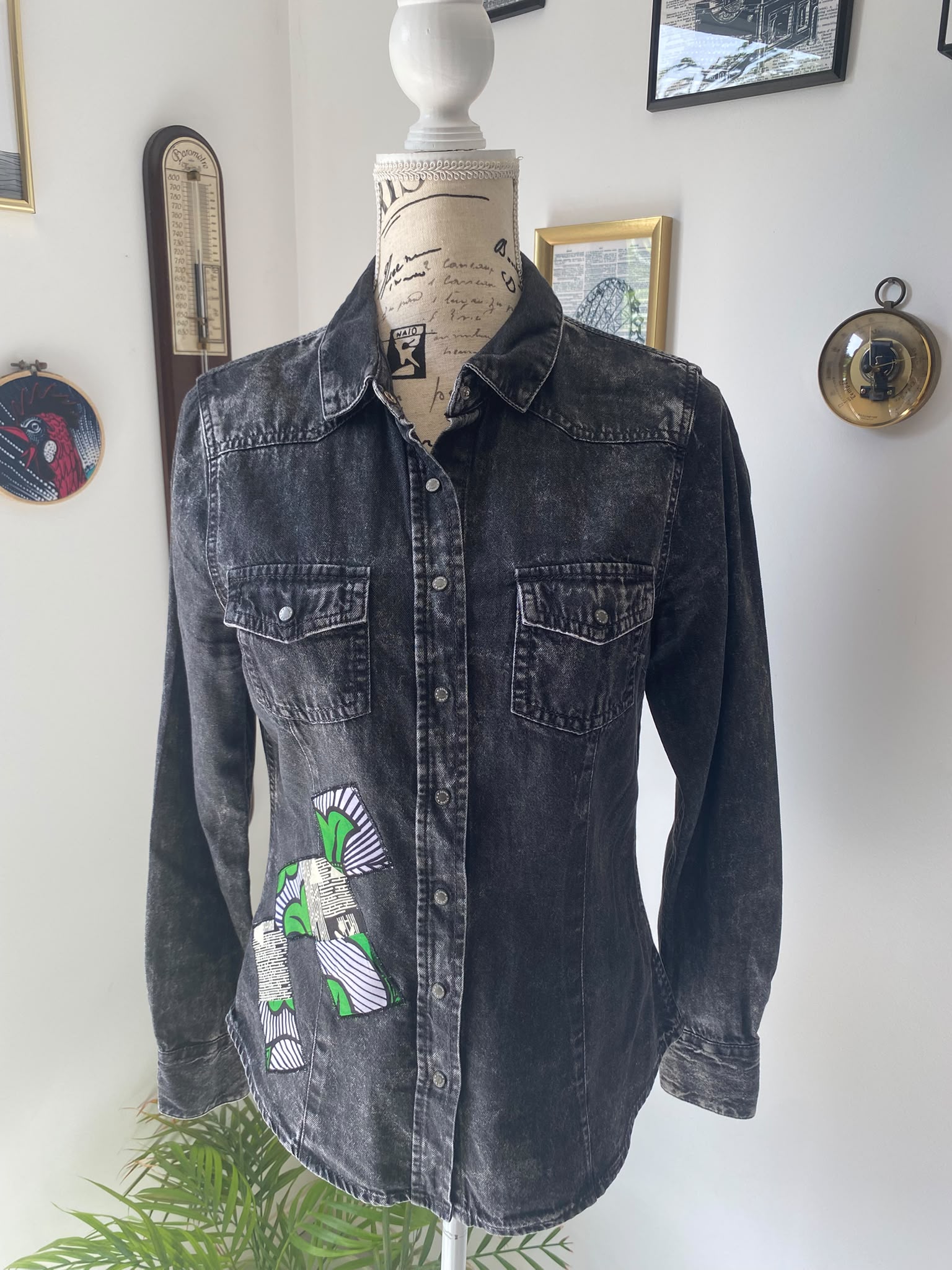 Chemise en jean noir effet délavé customisée – Taille 40 – Image 5