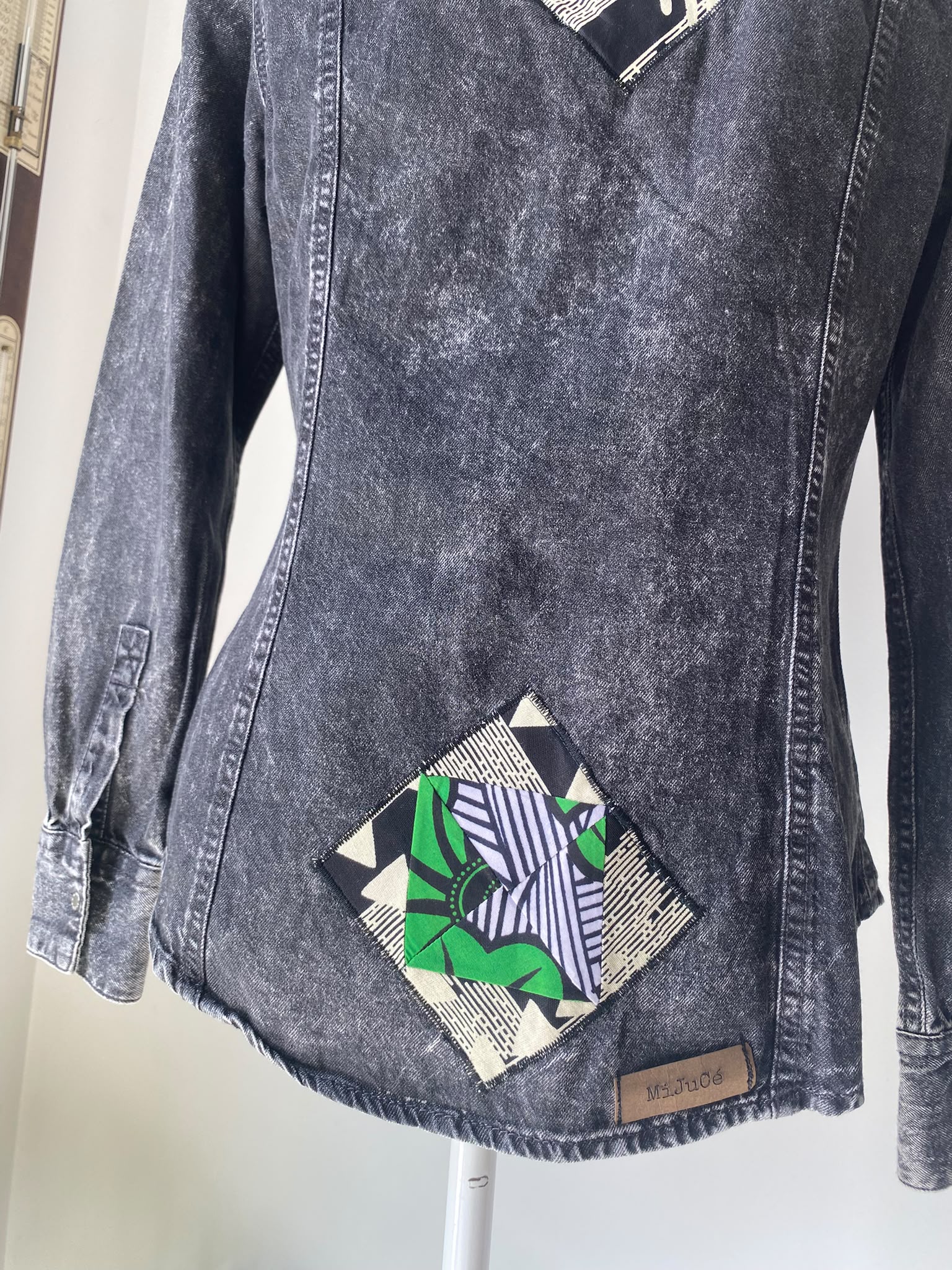 Chemise en jean noir effet délavé customisée – Taille 40 – Image 3