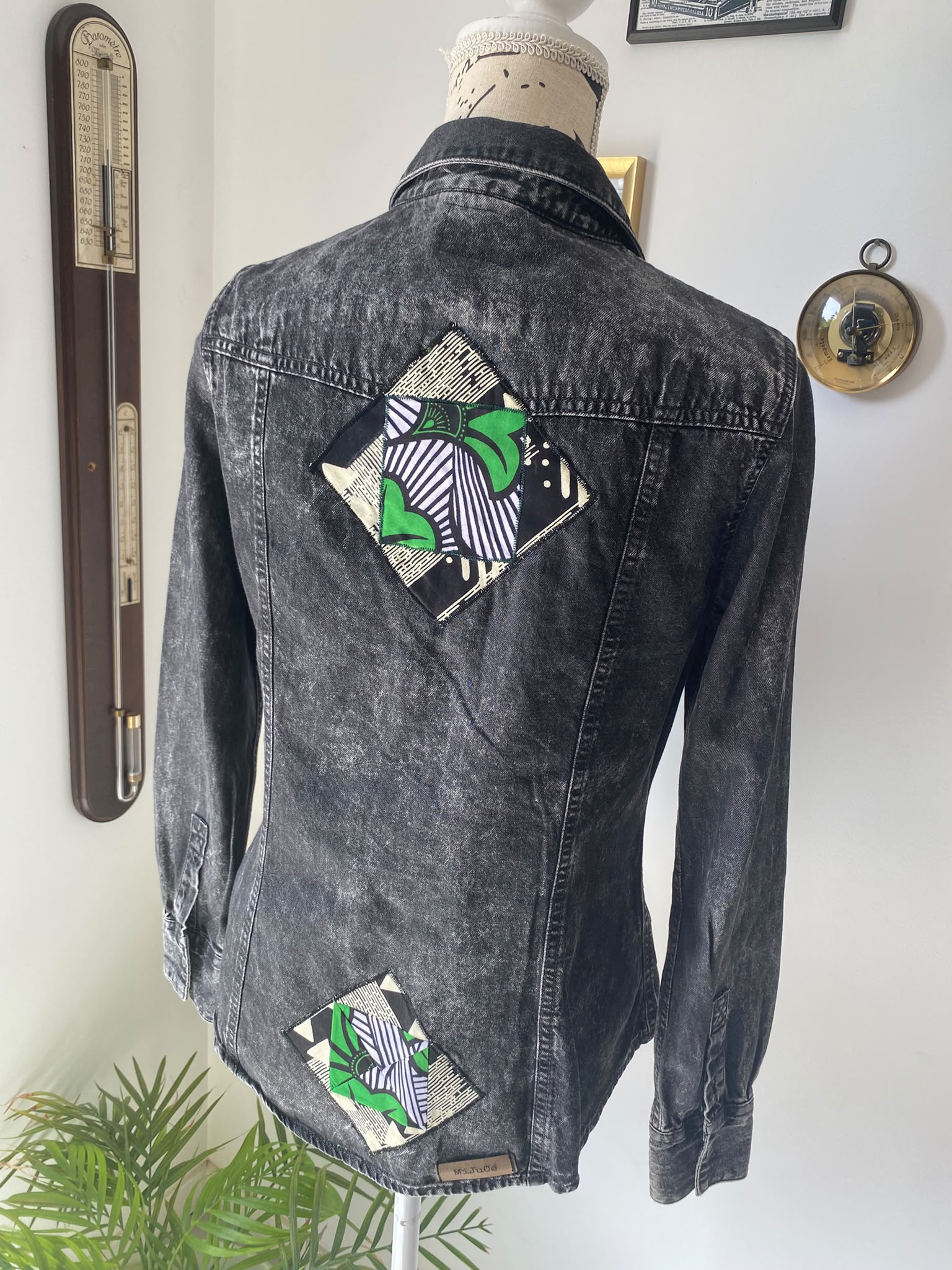 Chemise en jean noir effet délavé customisée – Taille 40 – Image 2