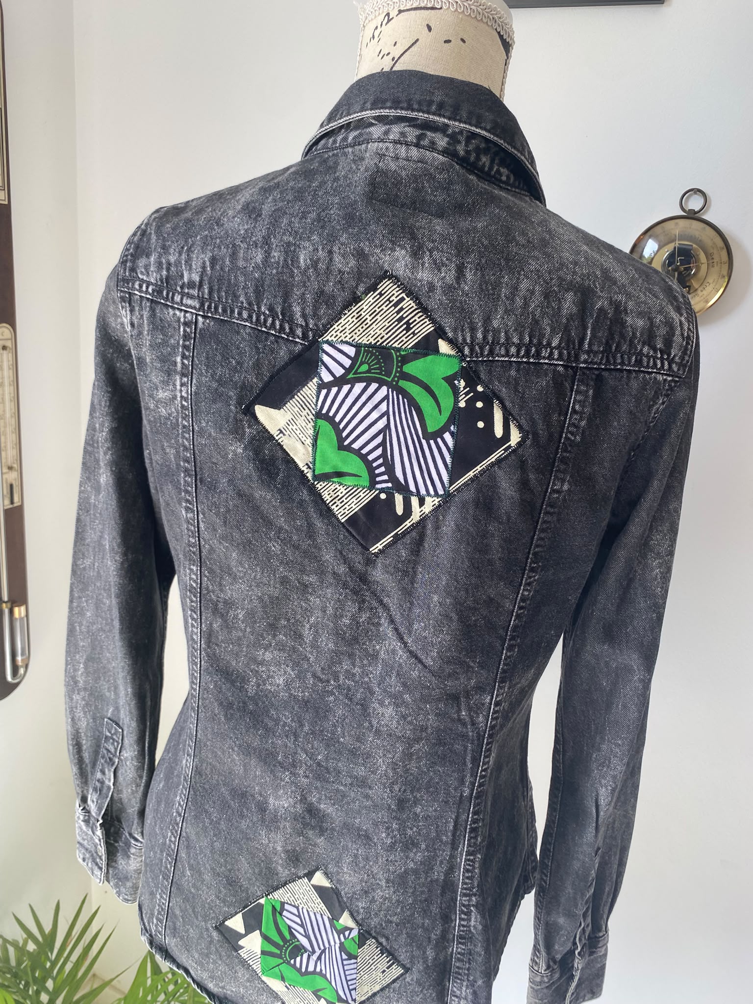 Chemise en jean noir effet délavé customisée – Taille 40 – Image 4
