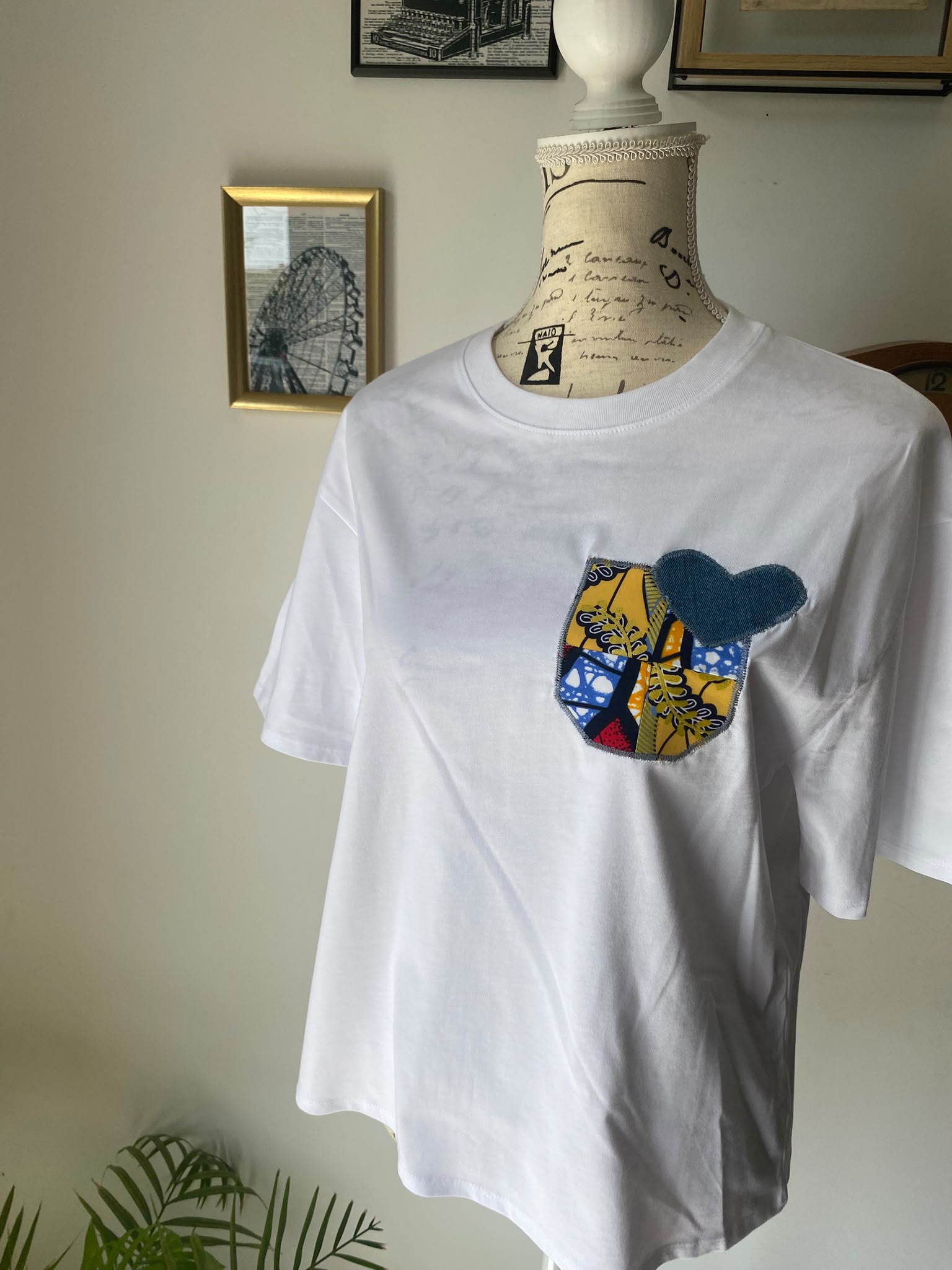 T-shirt blanc « Cœur vitrail » — Taille M/L – Image 4