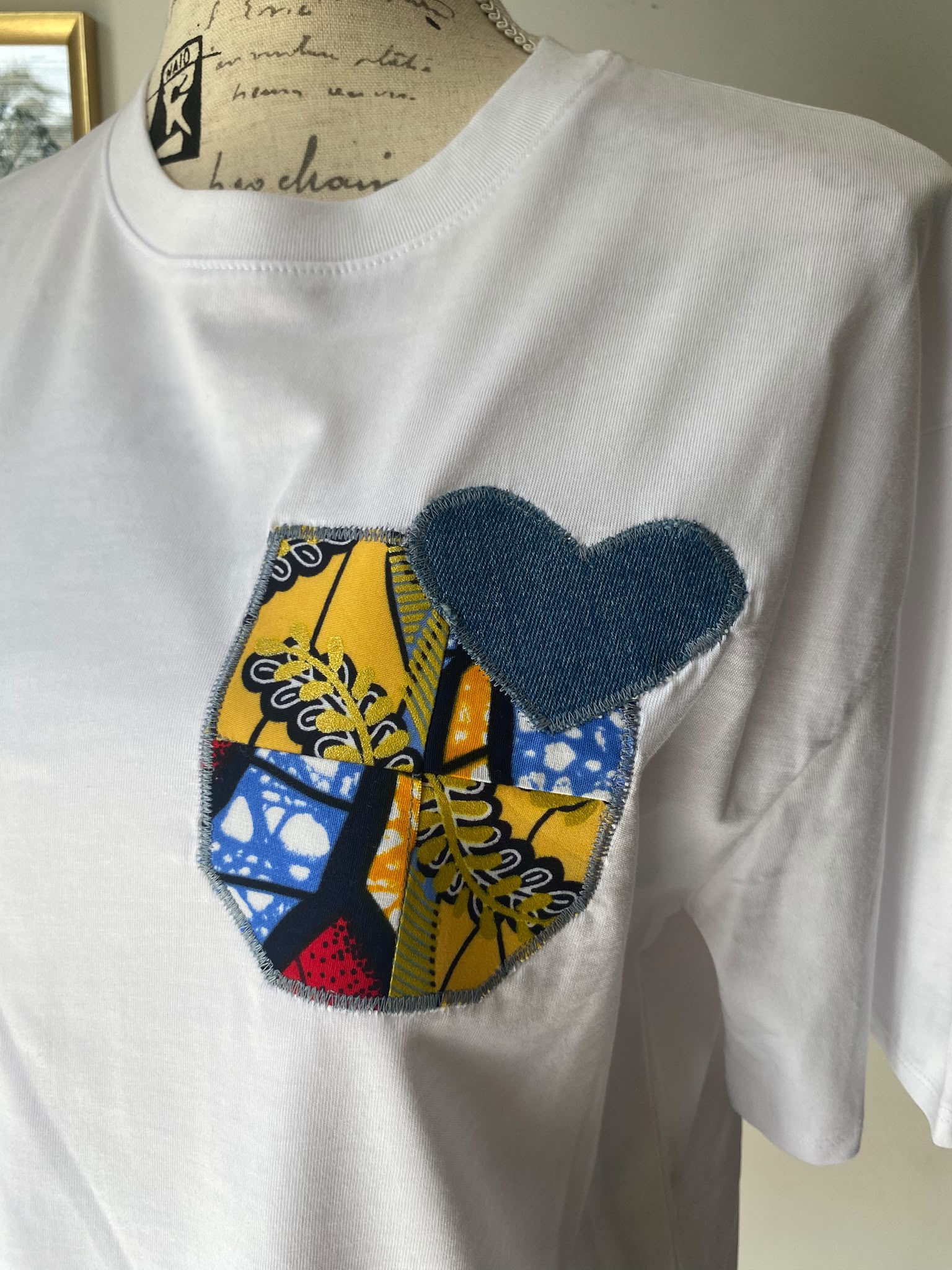 T-shirt blanc « Cœur vitrail » — Taille M/L – Image 2