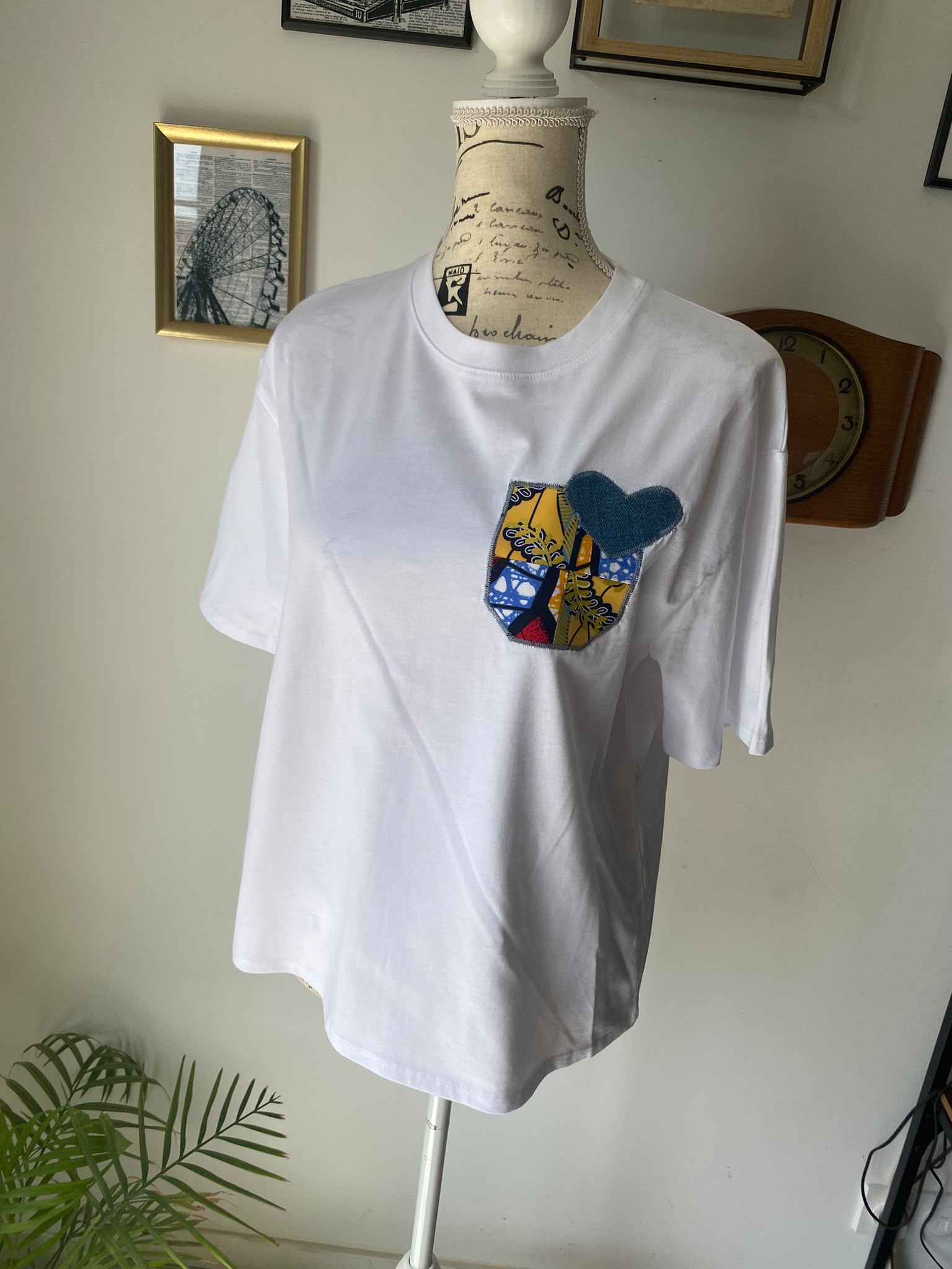 T-shirt blanc « Cœur vitrail » — Taille M/L – Image 3