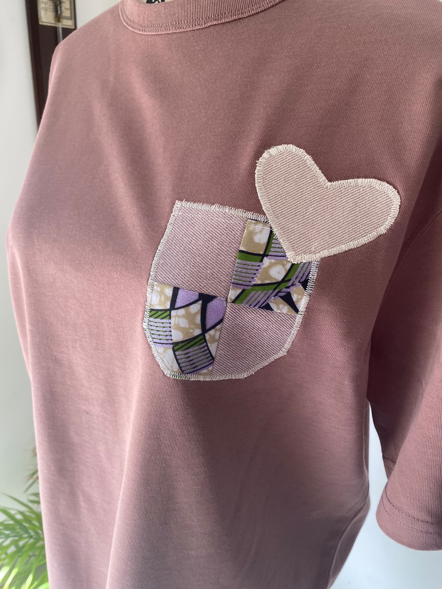 T-shirt vieux rose customisé – Taille M – Image 4