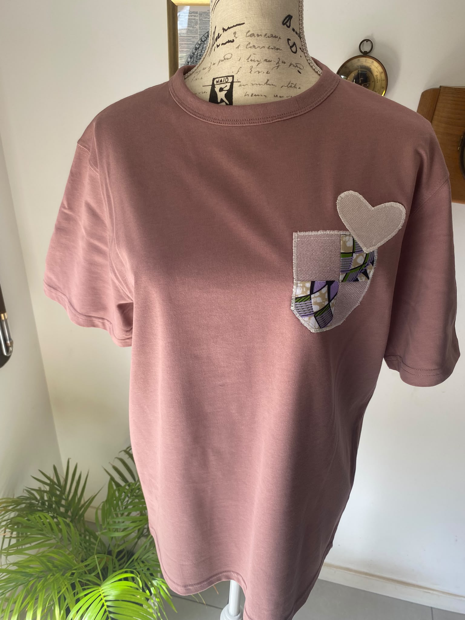 T-shirt vieux rose customisé – Taille M – Image 5