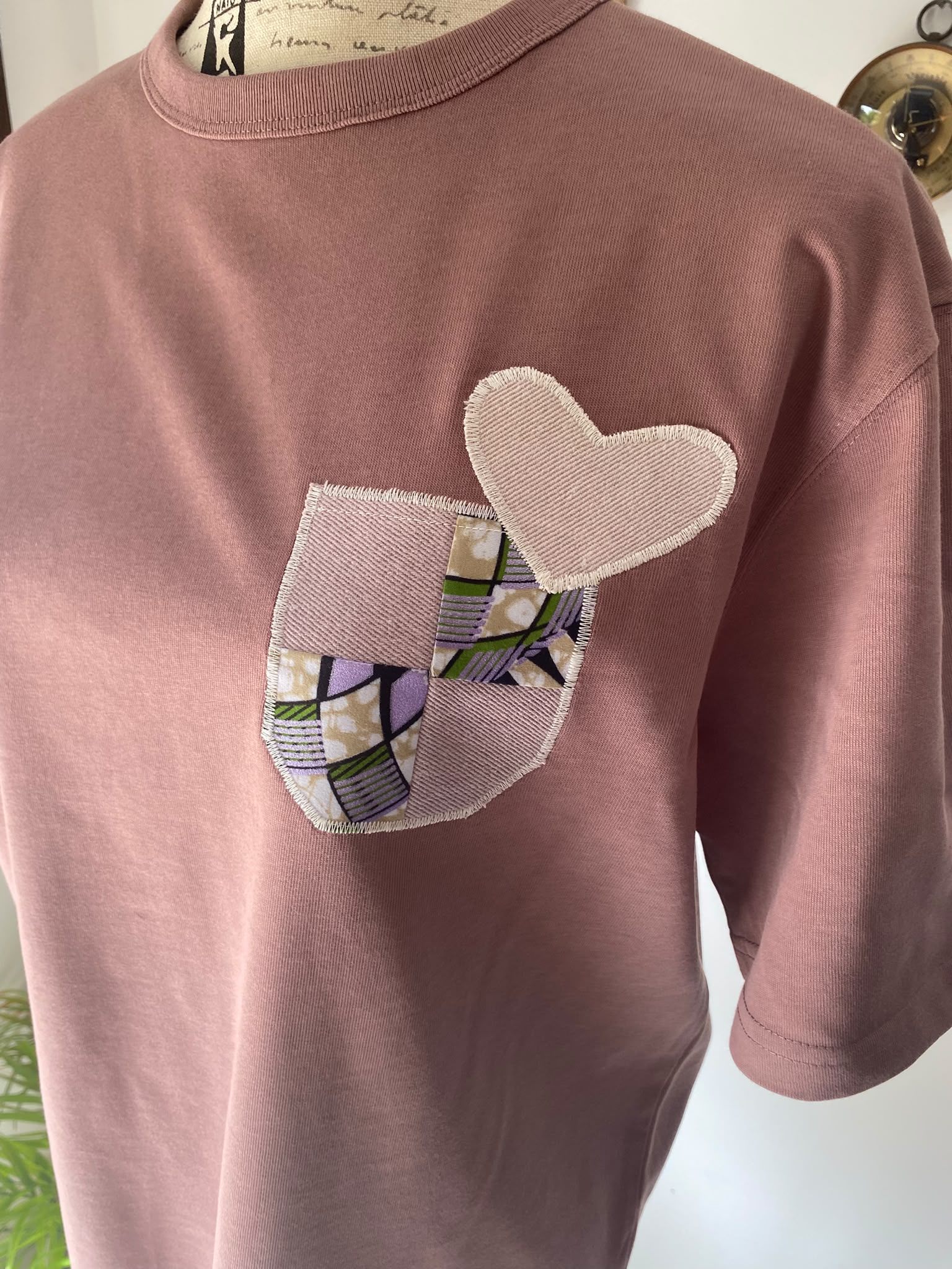 T-shirt vieux rose customisé – Taille M – Image 3