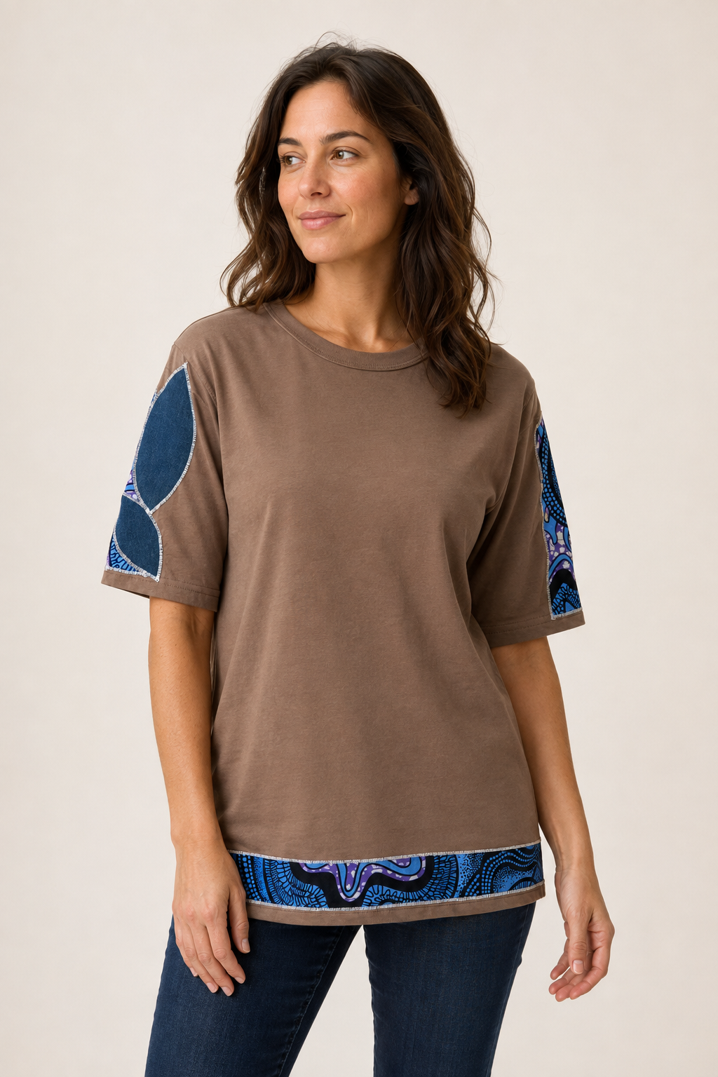 T-shirt taupe customisé wax & jean – Taille M – Image 8