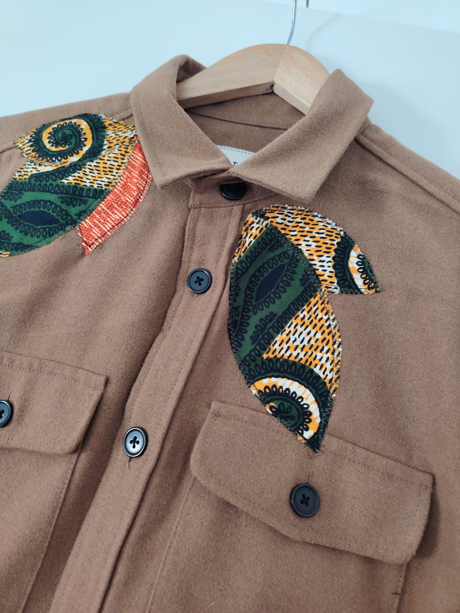 Veste beige à l’aspect feutré customisée en wax – Taille M – Image 3