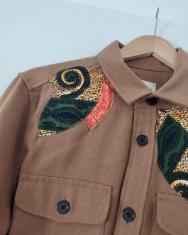 Veste beige à l’aspect feutré customisée en wax – Taille M