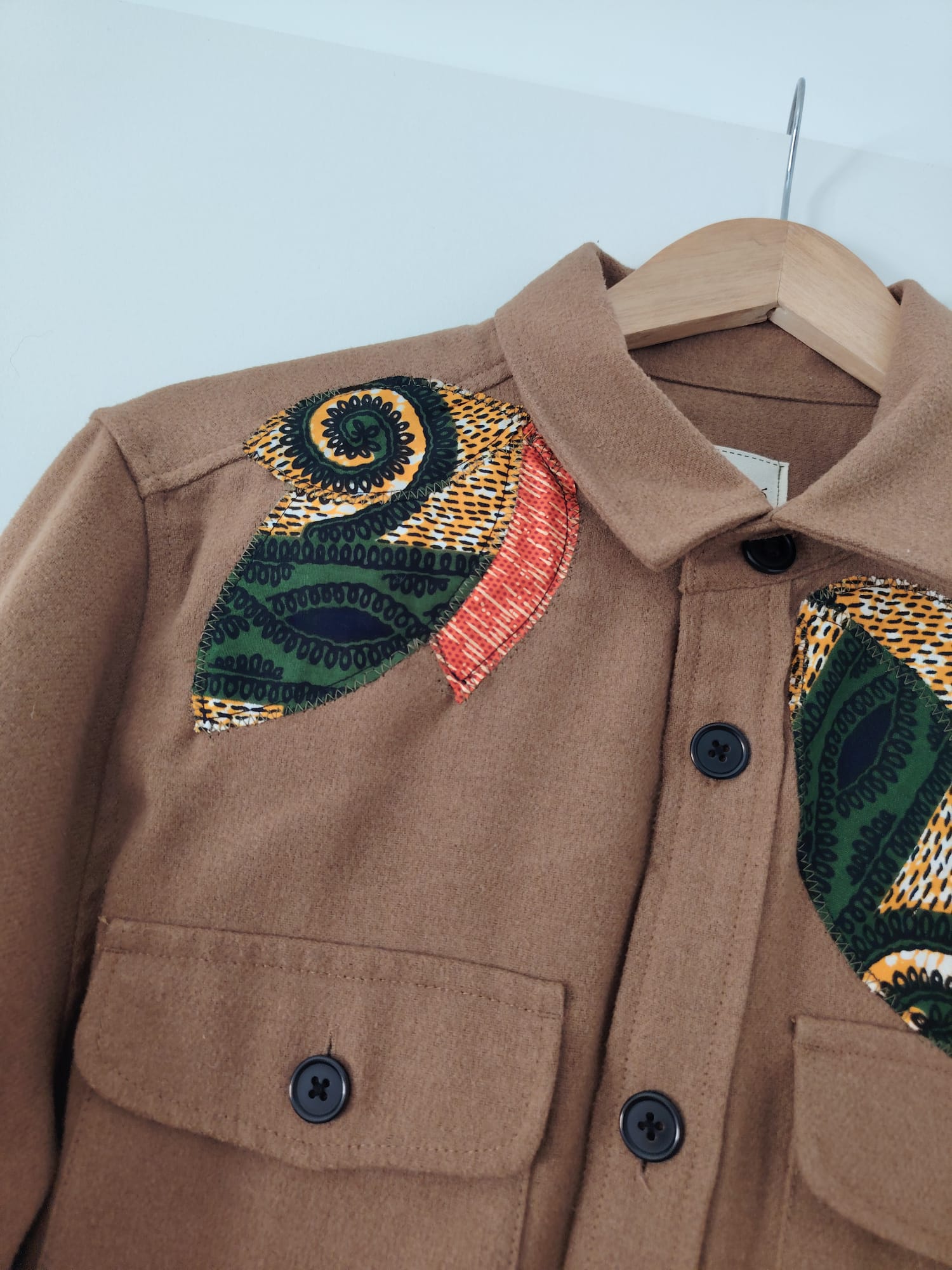 Veste beige à l’aspect feutré customisée en wax – Taille M – Image 2
