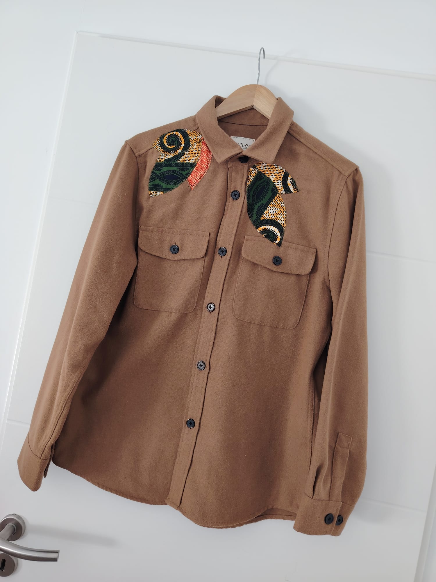 Veste beige à l’aspect feutré customisée en wax – Taille M – Image 4