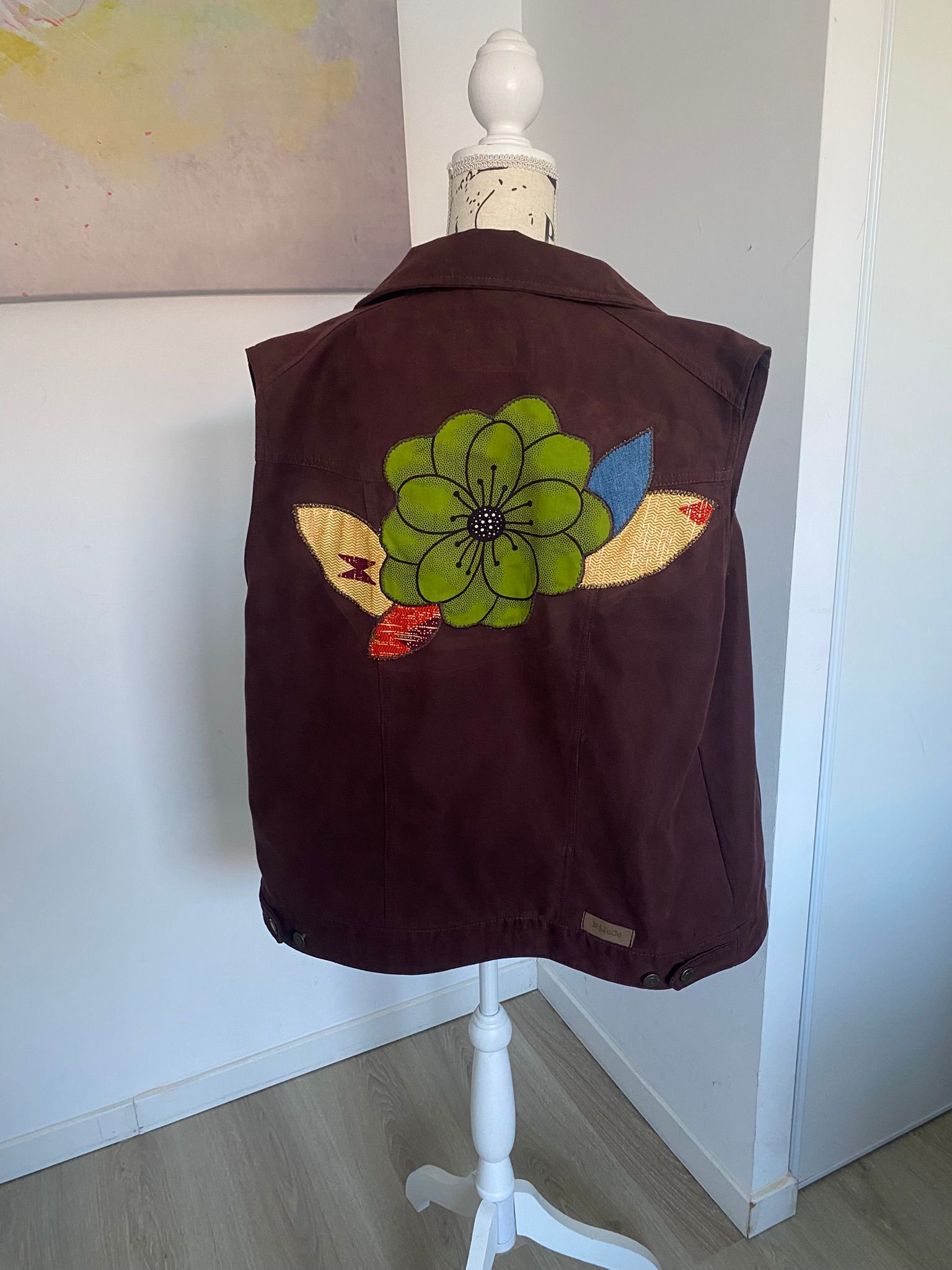 Veste sans manches en daim customisée – Taille L – Image 3