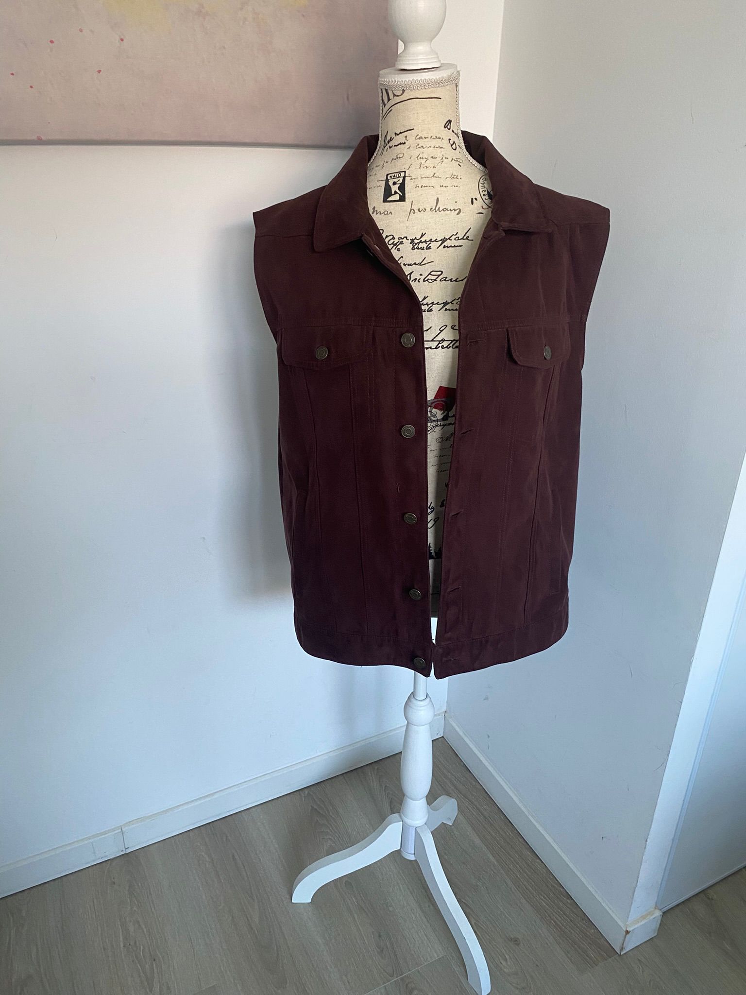Veste sans manches en daim customisée – Taille L – Image 2