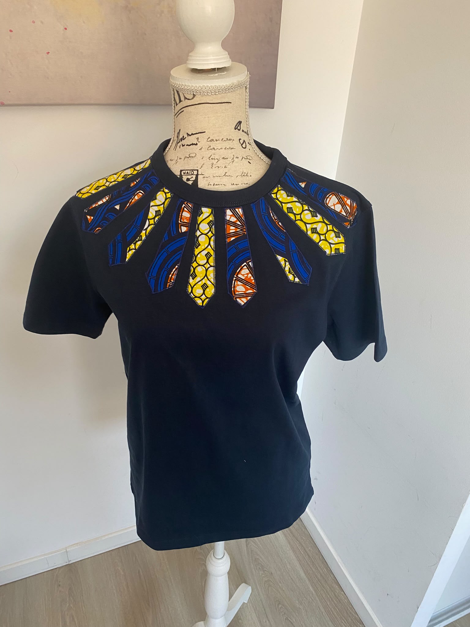T-shirt bleu marine customisé en wax – Taille S – Image 4