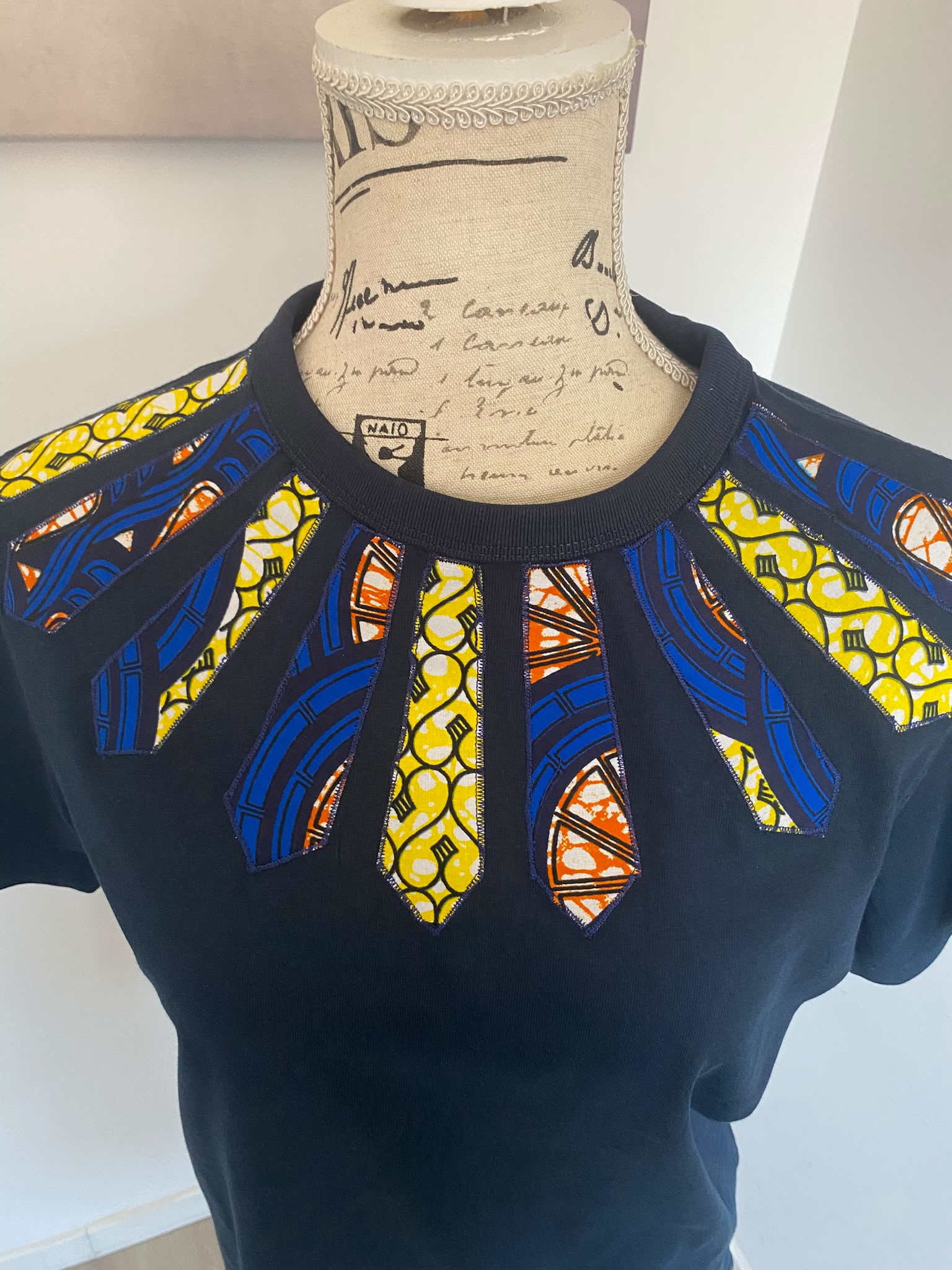 T-shirt bleu marine customisé en wax – Taille S – Image 3