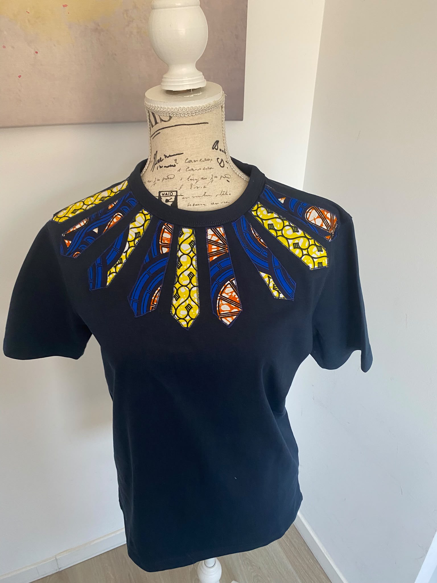 T-shirt bleu marine customisé en wax – Taille S – Image 2
