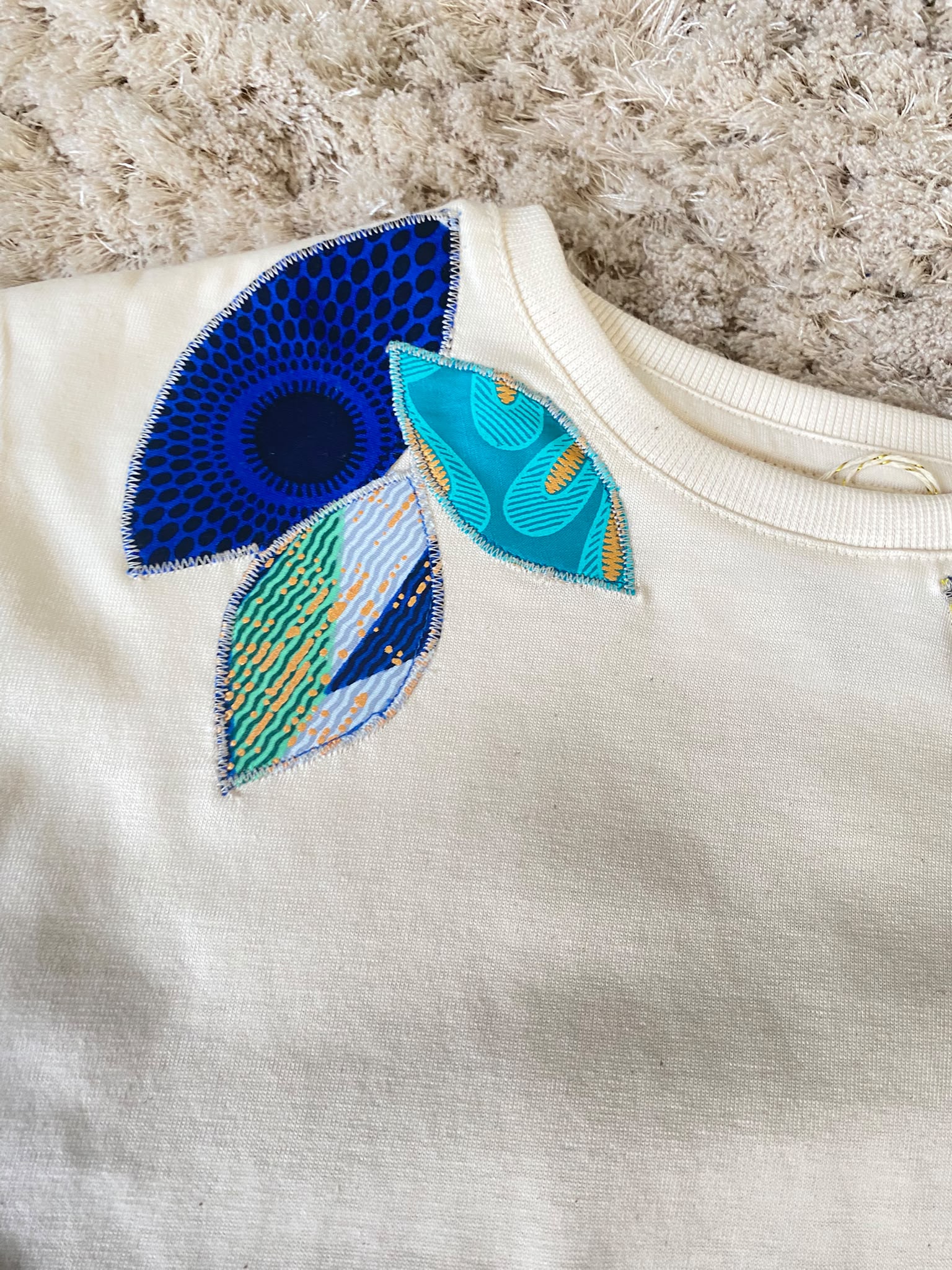 T-shirt écru customisé en wax – Taille 6 ans – Image 4