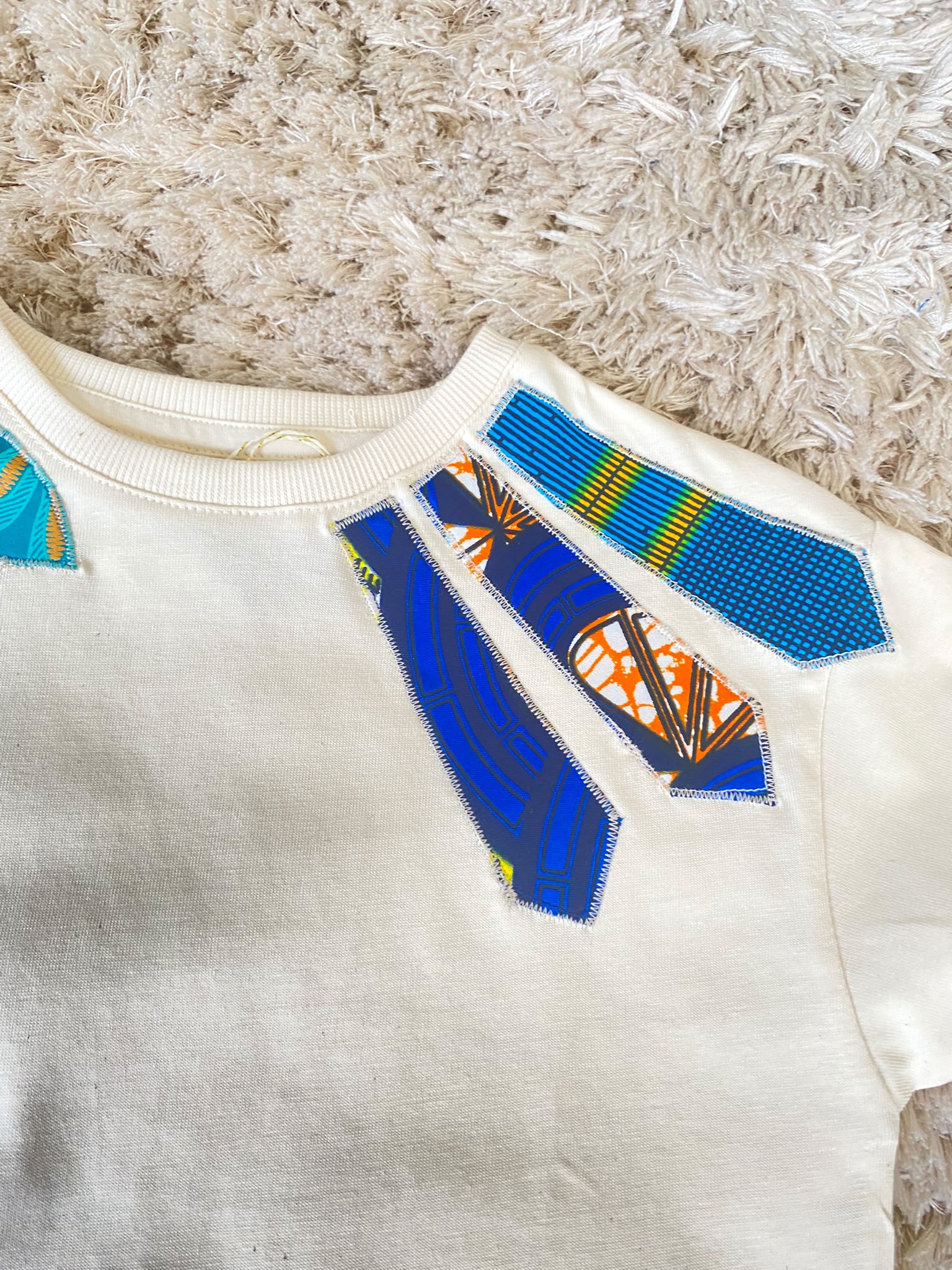 T-shirt écru customisé en wax – Taille 6 ans – Image 5
