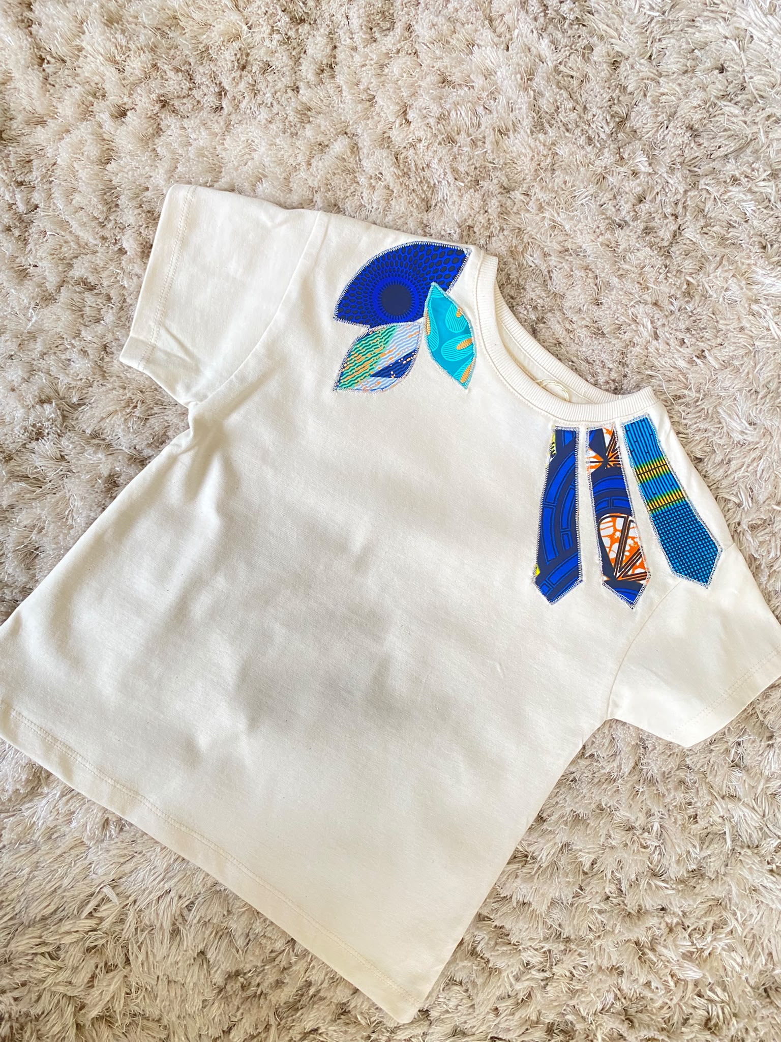 T-shirt écru customisé en wax – Taille 6 ans – Image 2