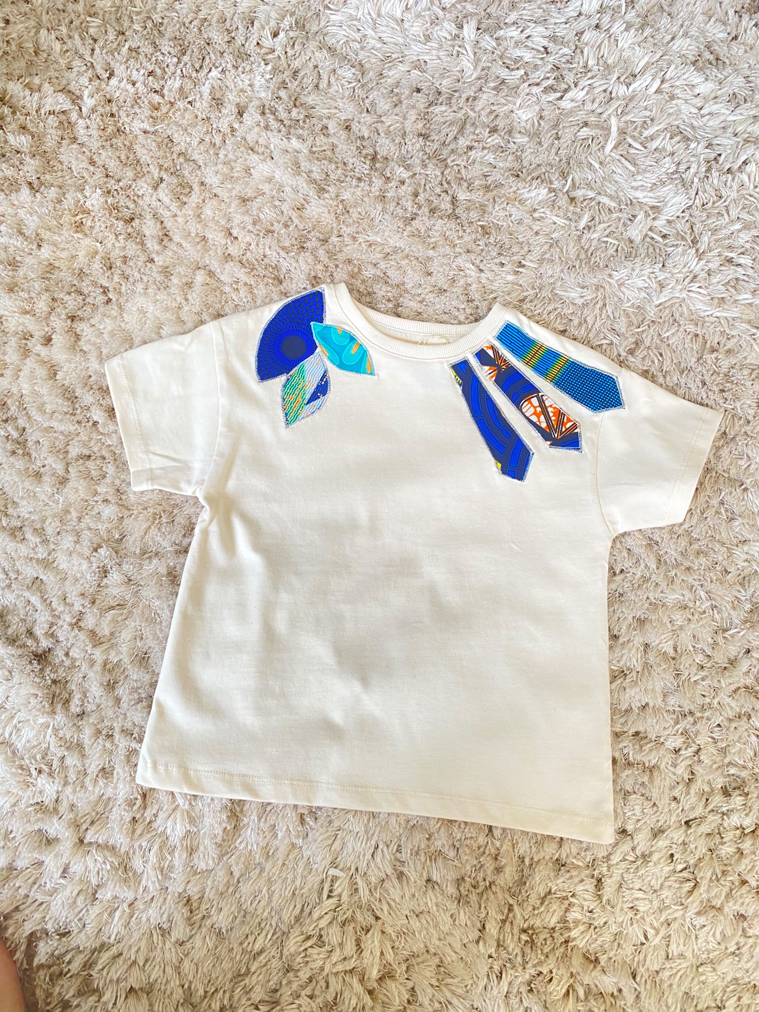 T-shirt écru customisé en wax – Taille 6 ans – Image 3