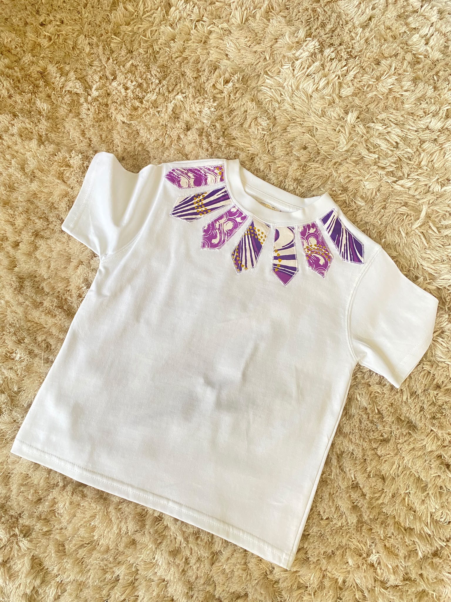 T-shirt blanc enfant – Wax violet & doré - taille 6 ans – Image 4