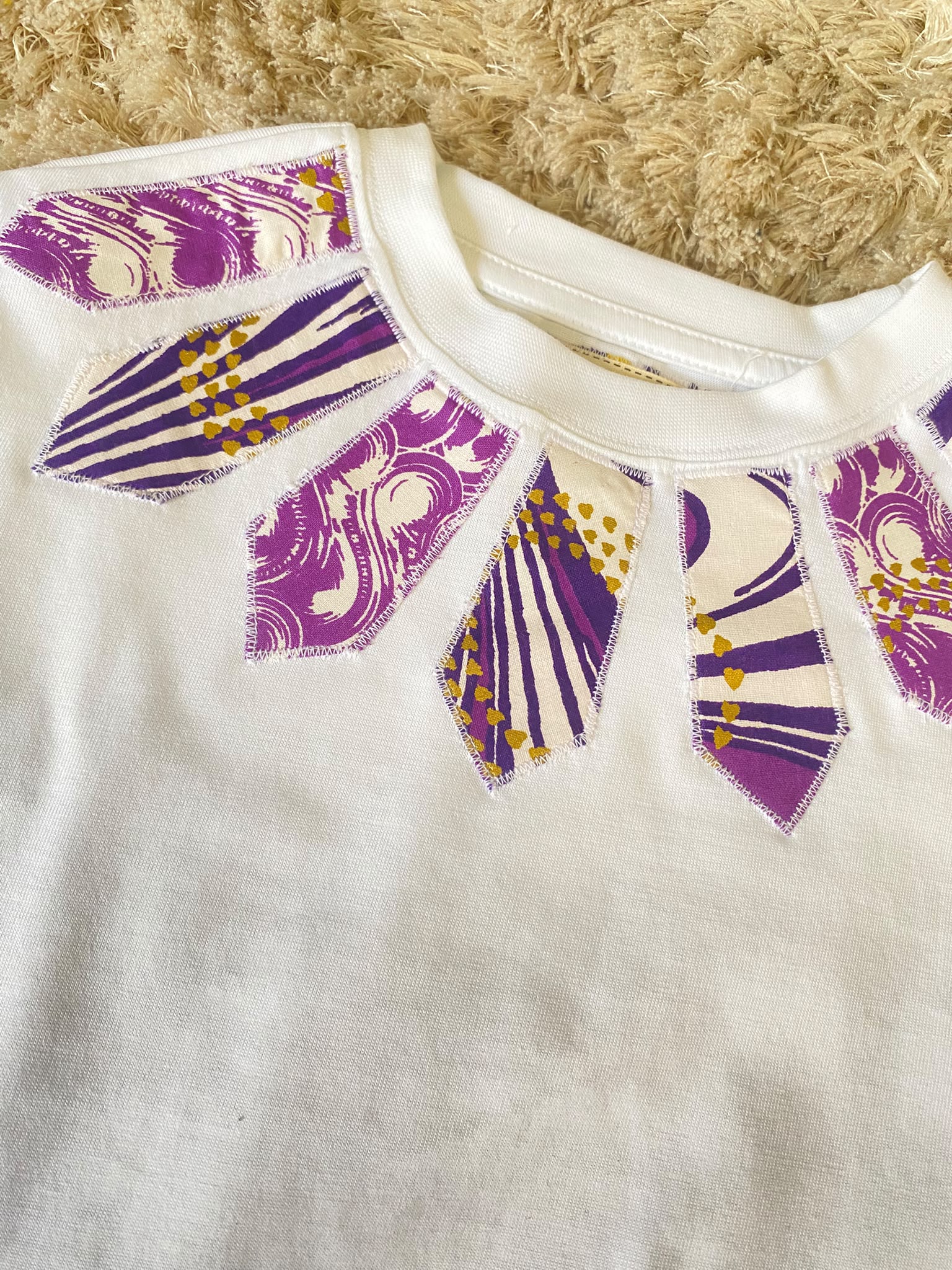 T-shirt blanc enfant – Wax violet & doré - taille 6 ans – Image 3