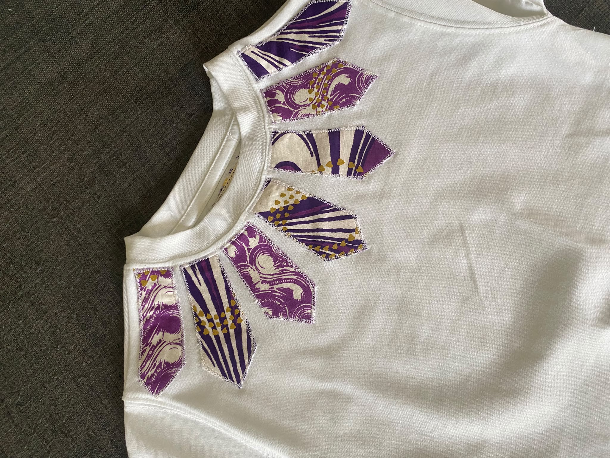 T-shirt blanc enfant – Wax violet & doré - taille 6 ans – Image 2