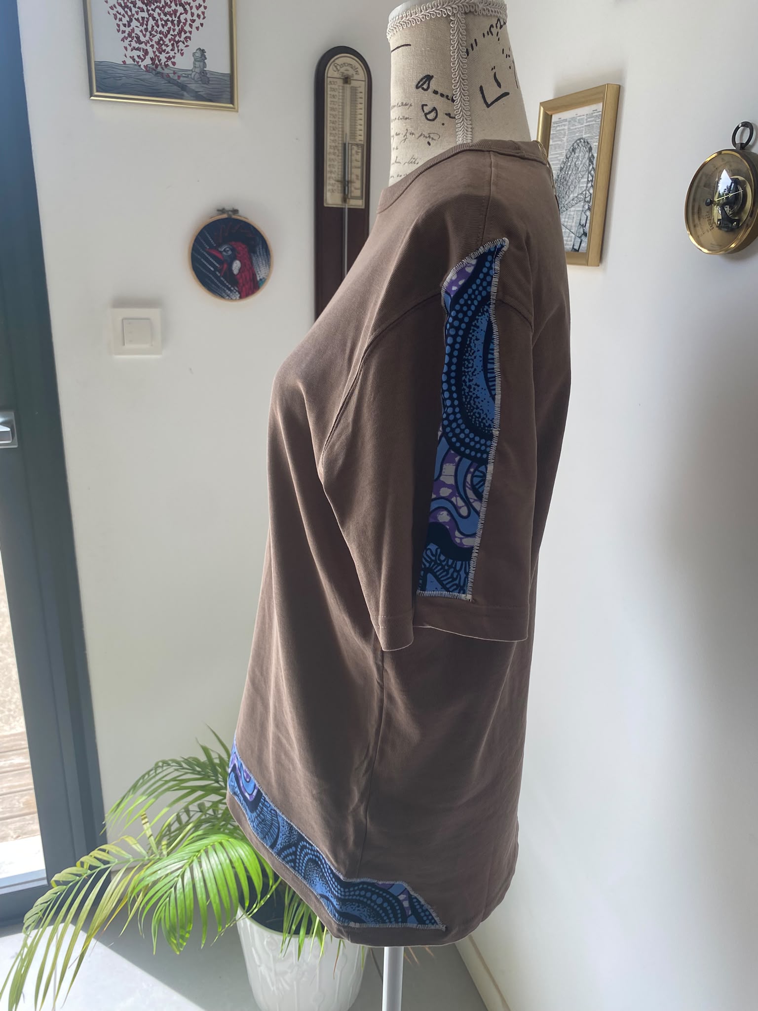 T-shirt taupe customisé wax & jean – Taille M – Image 6