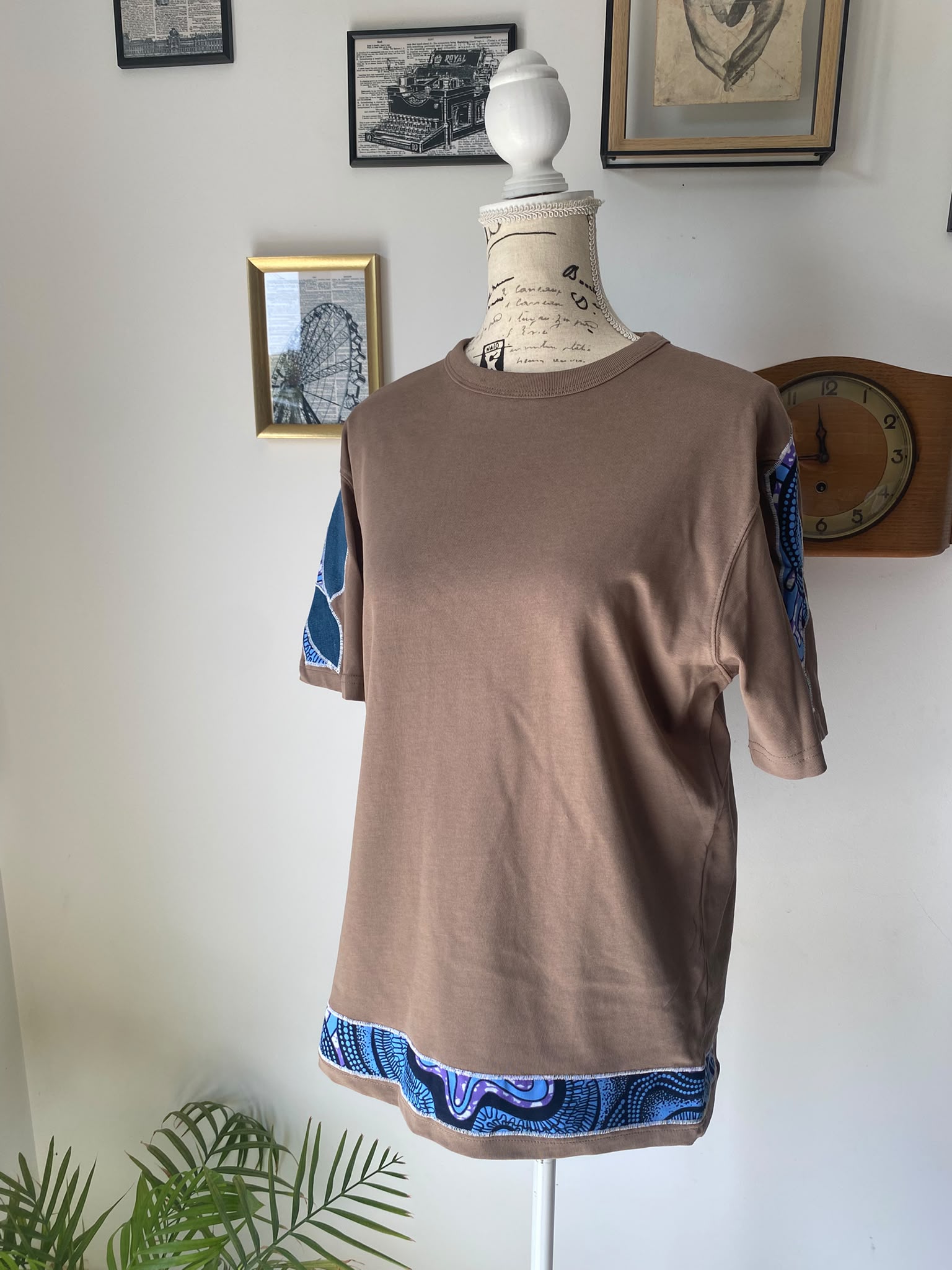 T-shirt taupe customisé wax & jean – Taille M – Image 7
