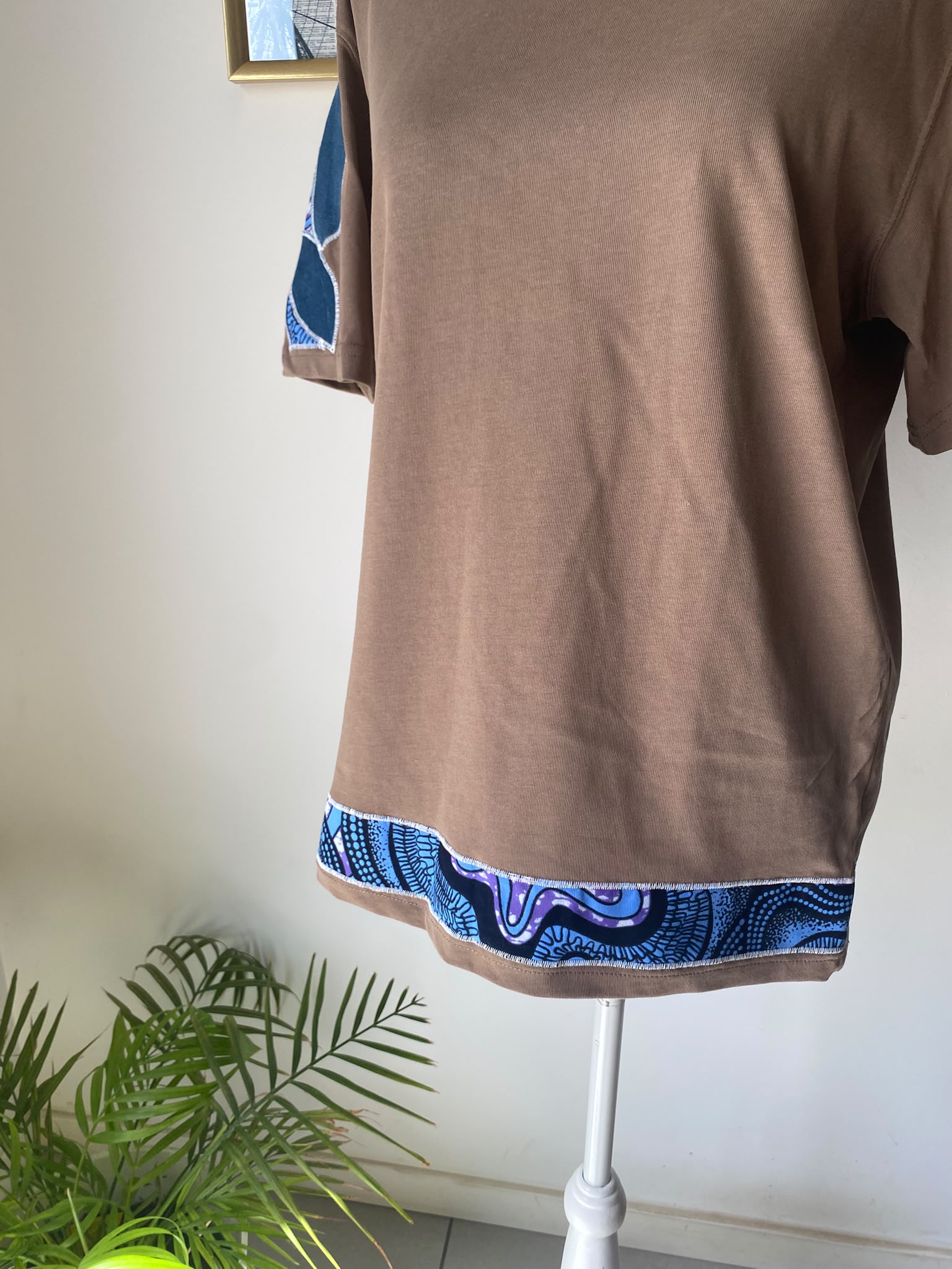 T-shirt taupe customisé wax & jean – Taille M – Image 4