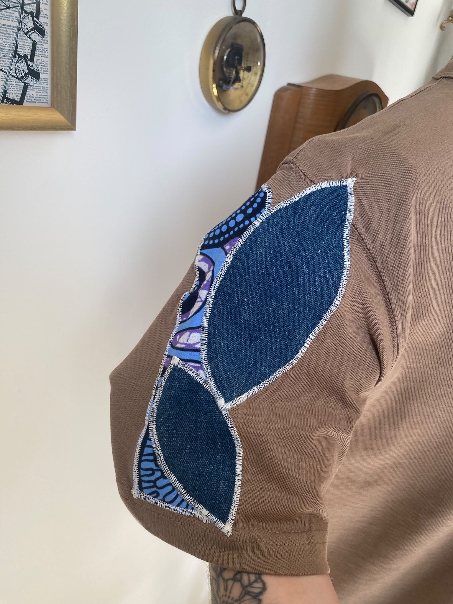 T-shirt taupe customisé wax & jean – Taille M – Image 3