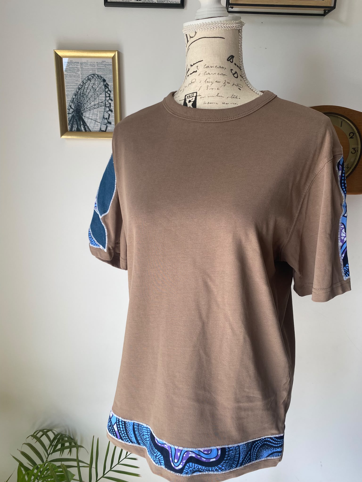 T-shirt taupe customisé wax & jean – Taille M – Image 2
