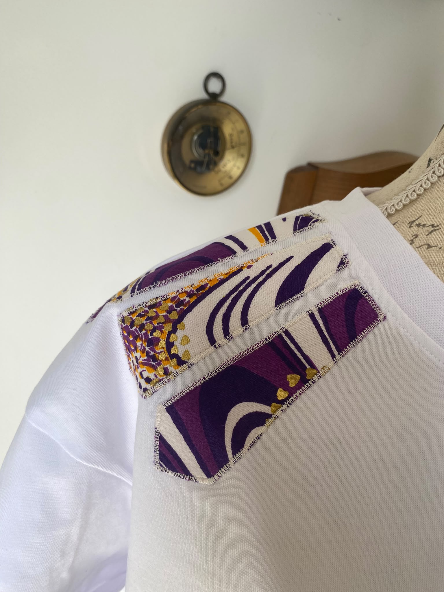 T-shirt blanc customisé wax violet et doré – Taille M/L oversize – Image 6