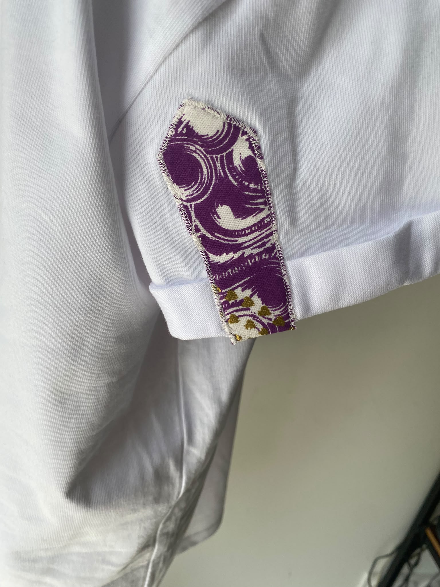 T-shirt blanc customisé wax violet et doré – Taille M/L oversize – Image 5