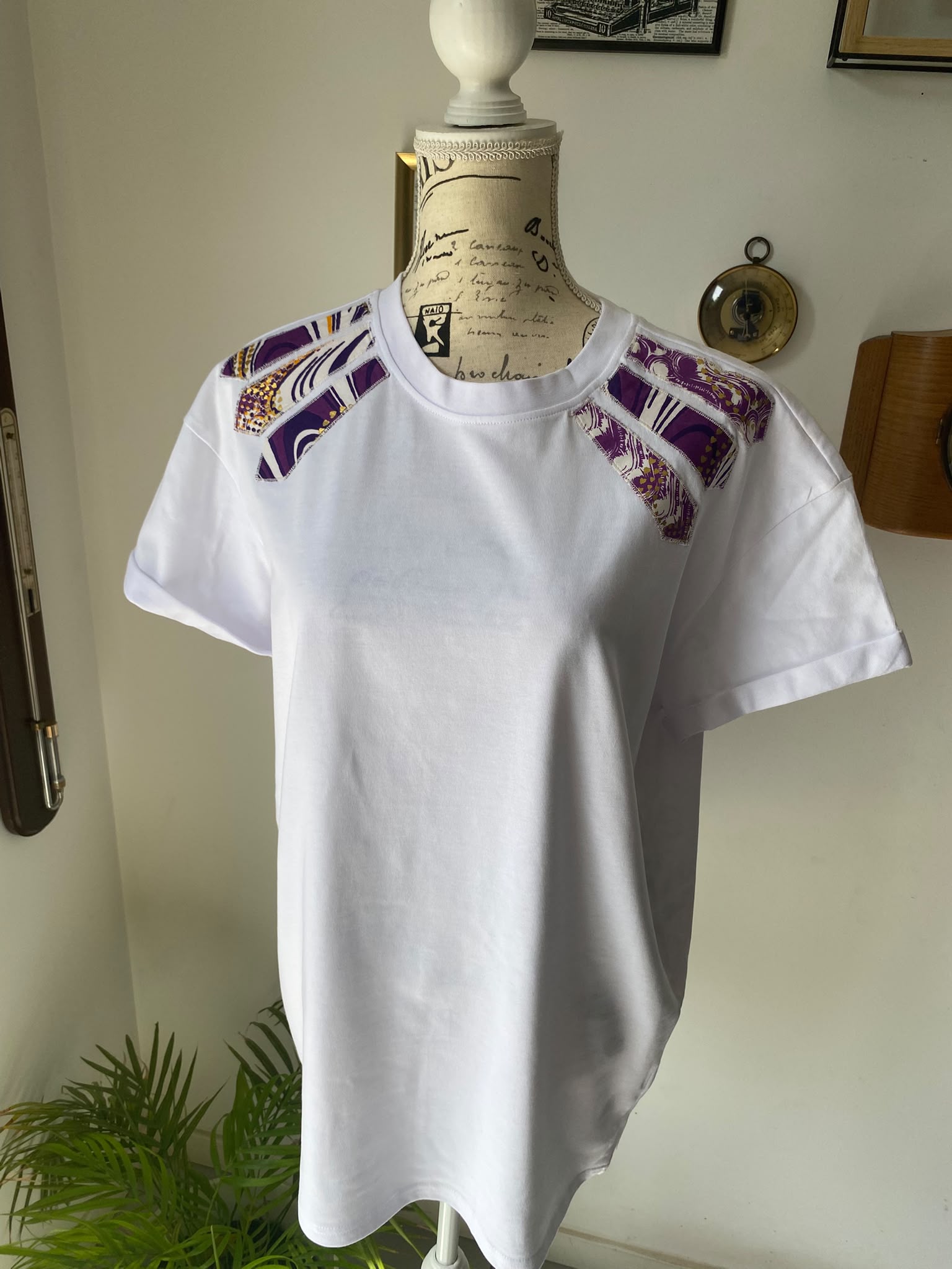 T-shirt blanc customisé wax violet et doré – Taille M/L oversize – Image 3