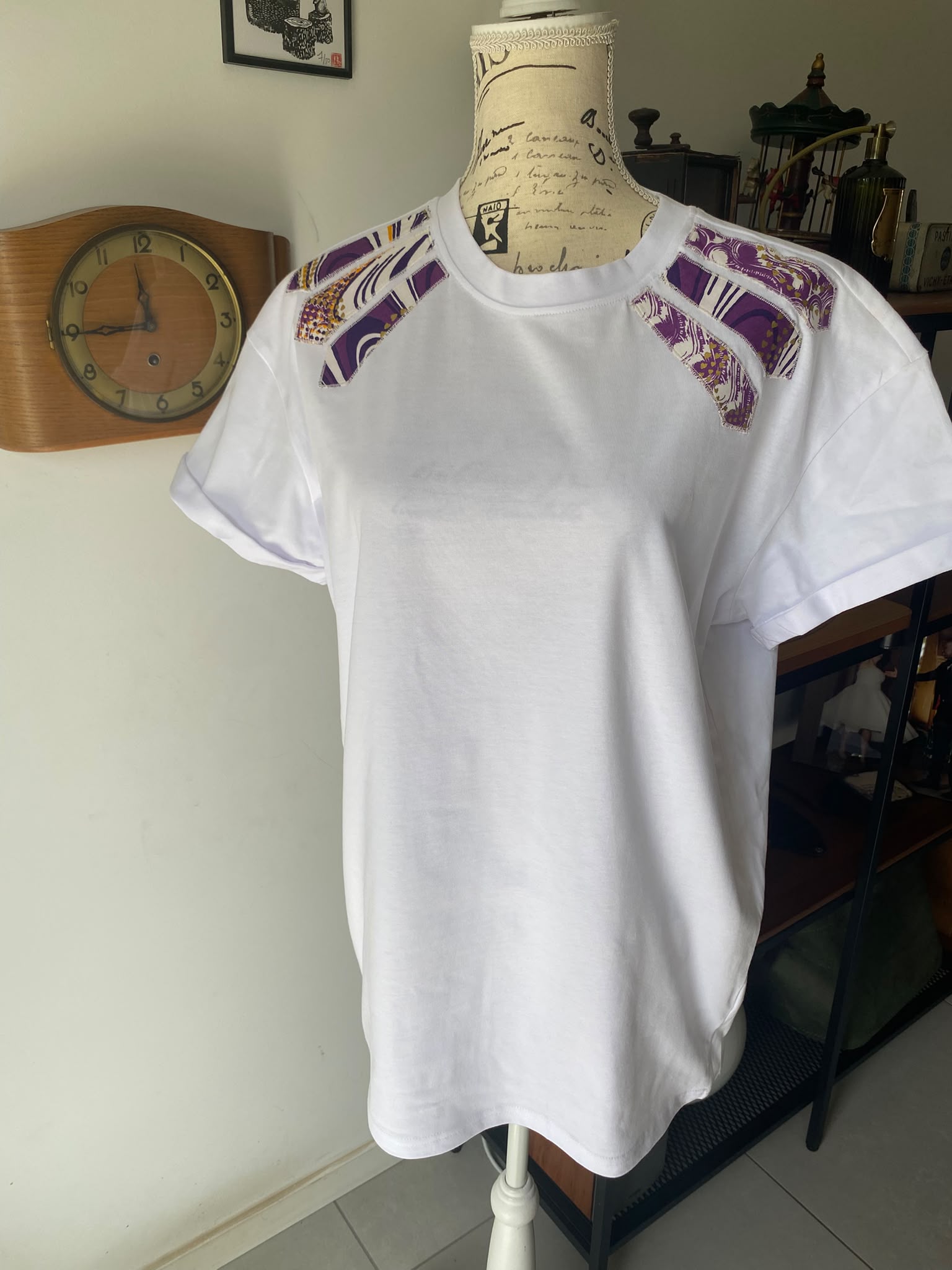 T-shirt blanc customisé wax violet et doré – Taille M/L oversize – Image 4