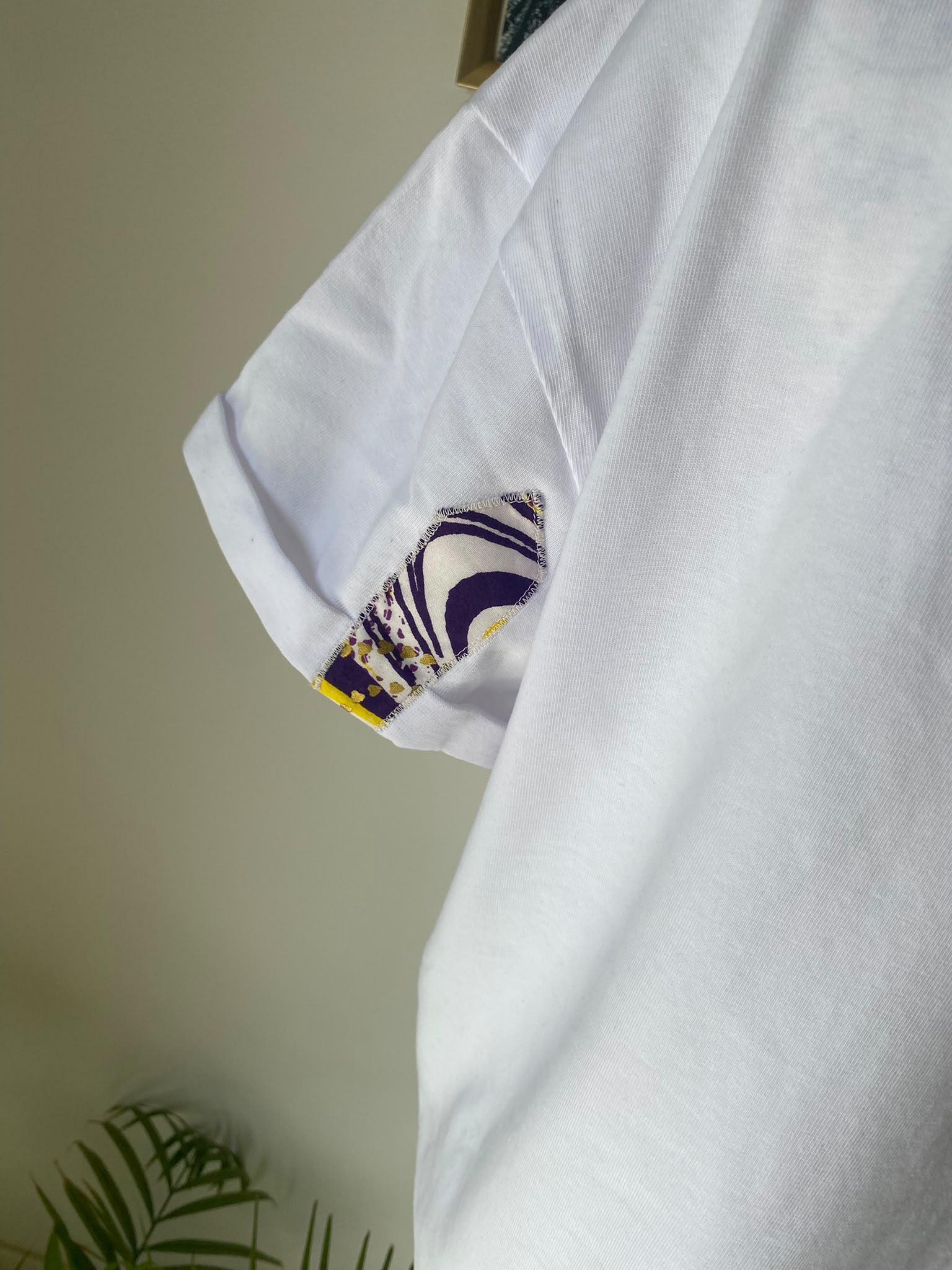 T-shirt blanc customisé wax violet et doré – Taille M/L oversize – Image 2