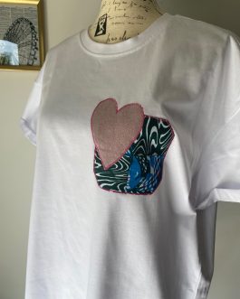 T-shirt blanc customisé wax & cœur en jean – Taille XL