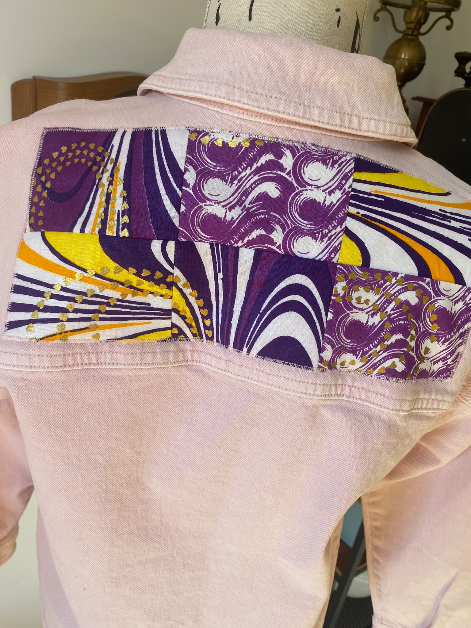 Veste en jean rose customisée en wax – Taille 12 ans – Image 4