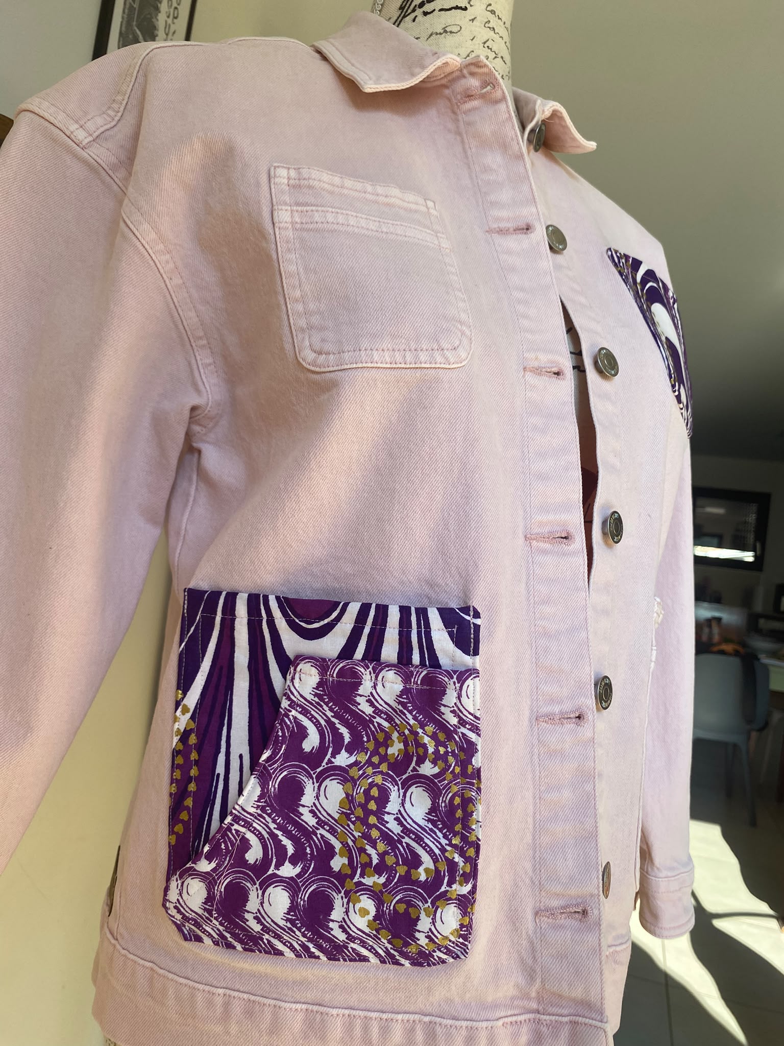 Veste en jean rose customisée en wax – Taille 12 ans – Image 3