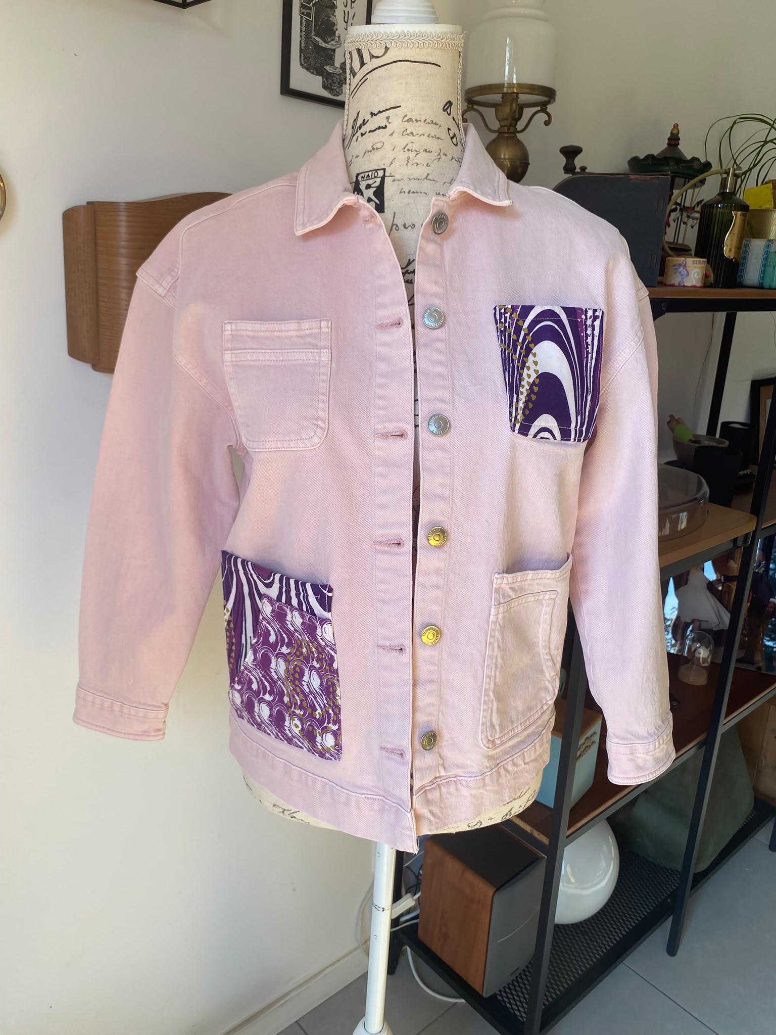 Veste en jean rose customisée en wax – Taille 12 ans – Image 2