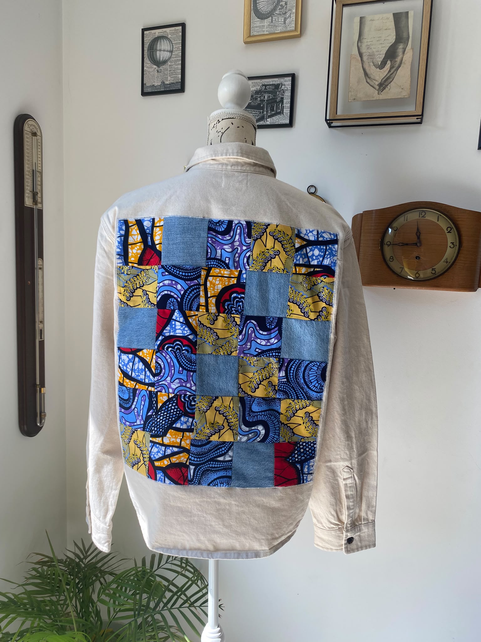 Veste en jean beige customisée wax & denim – Taille L – Image 4