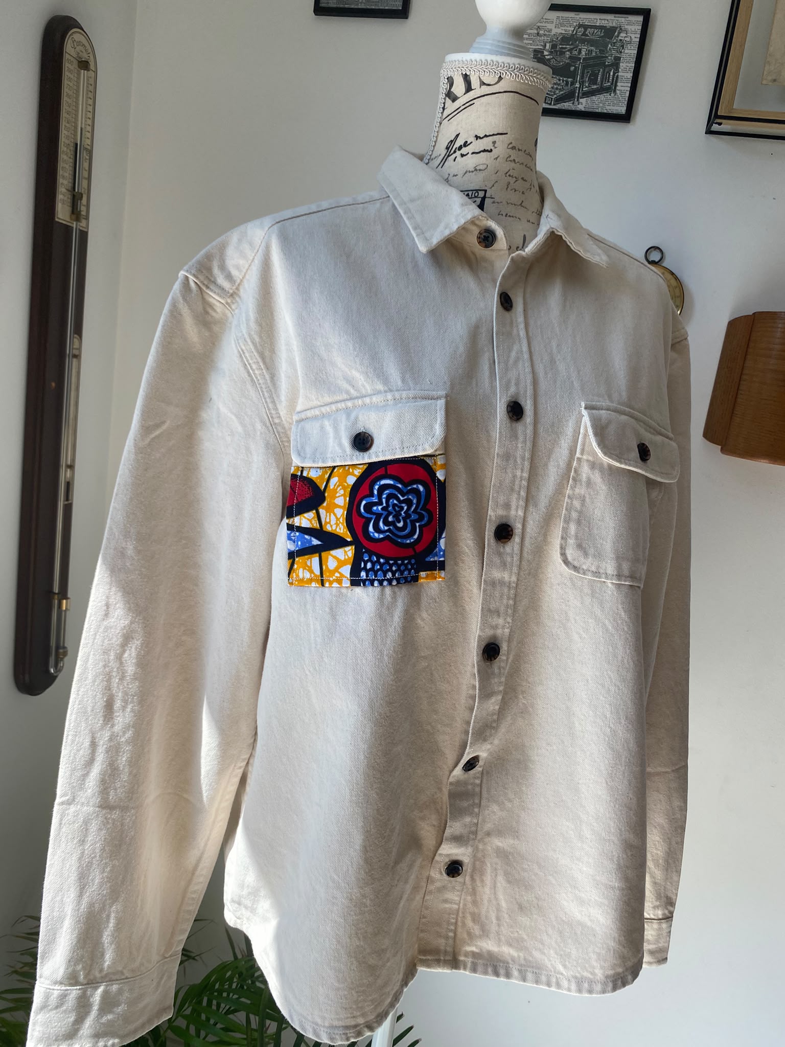 Veste en jean beige customisée wax & denim – Taille L – Image 3