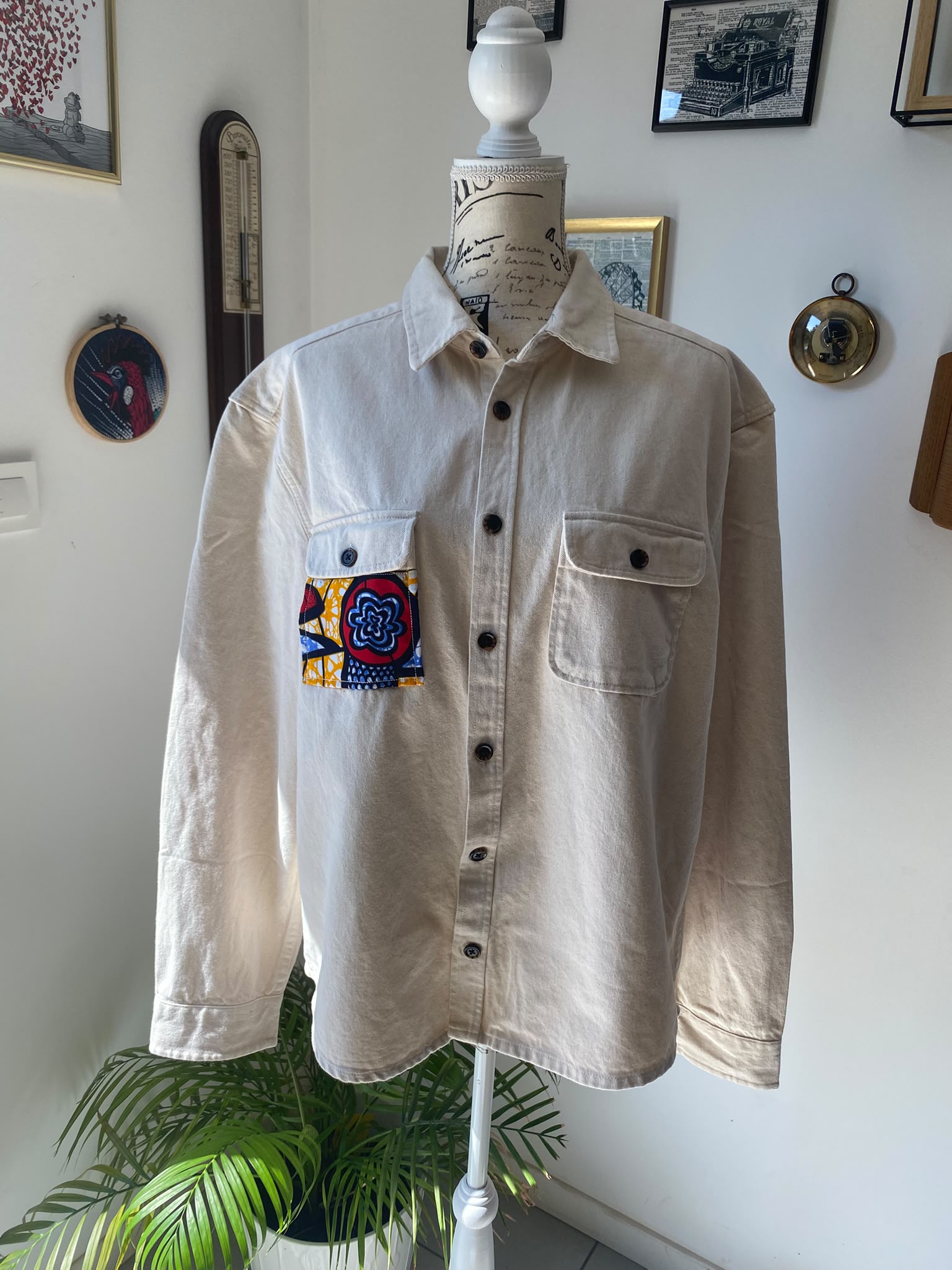 Veste en jean beige customisée wax & denim – Taille L – Image 2