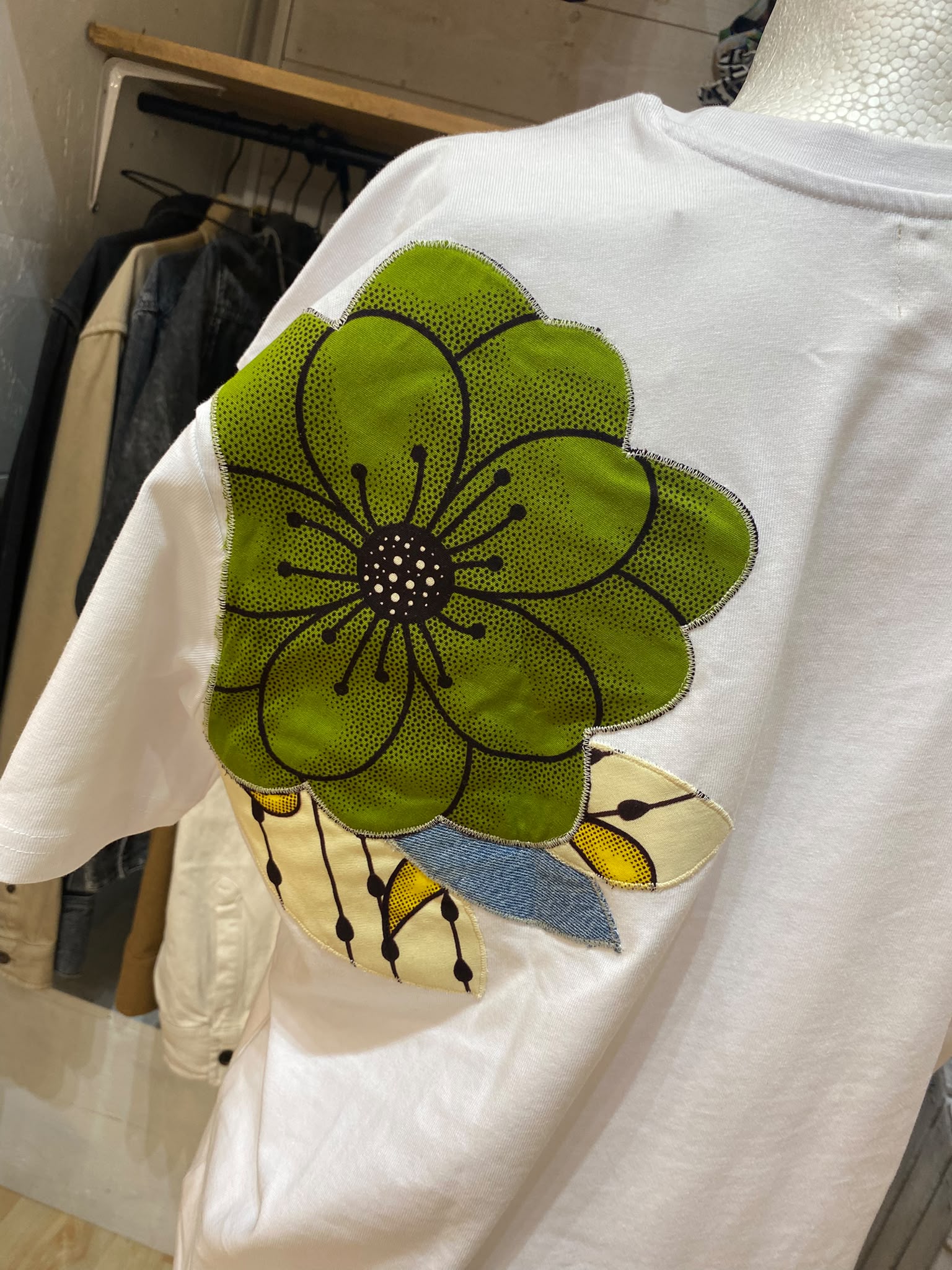 Tshirt blanc - fleurs wax -Taille : M/L coupe oversize – pièce unique – Image 3
