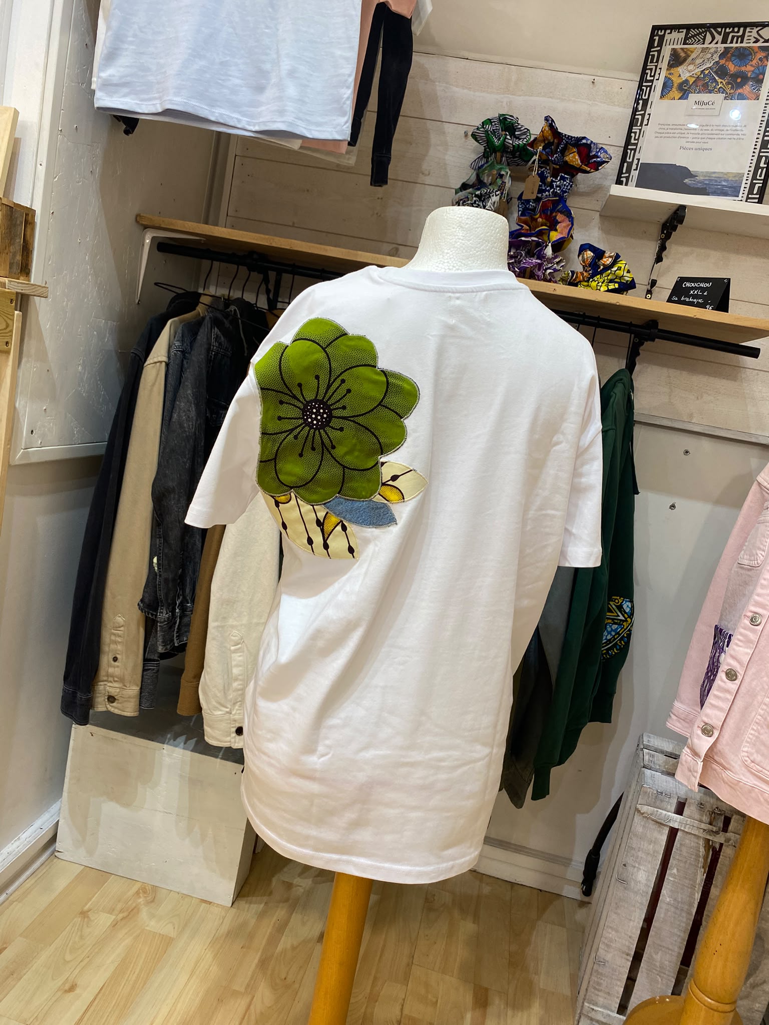 Tshirt blanc - fleurs wax -Taille : M/L coupe oversize – pièce unique – Image 4