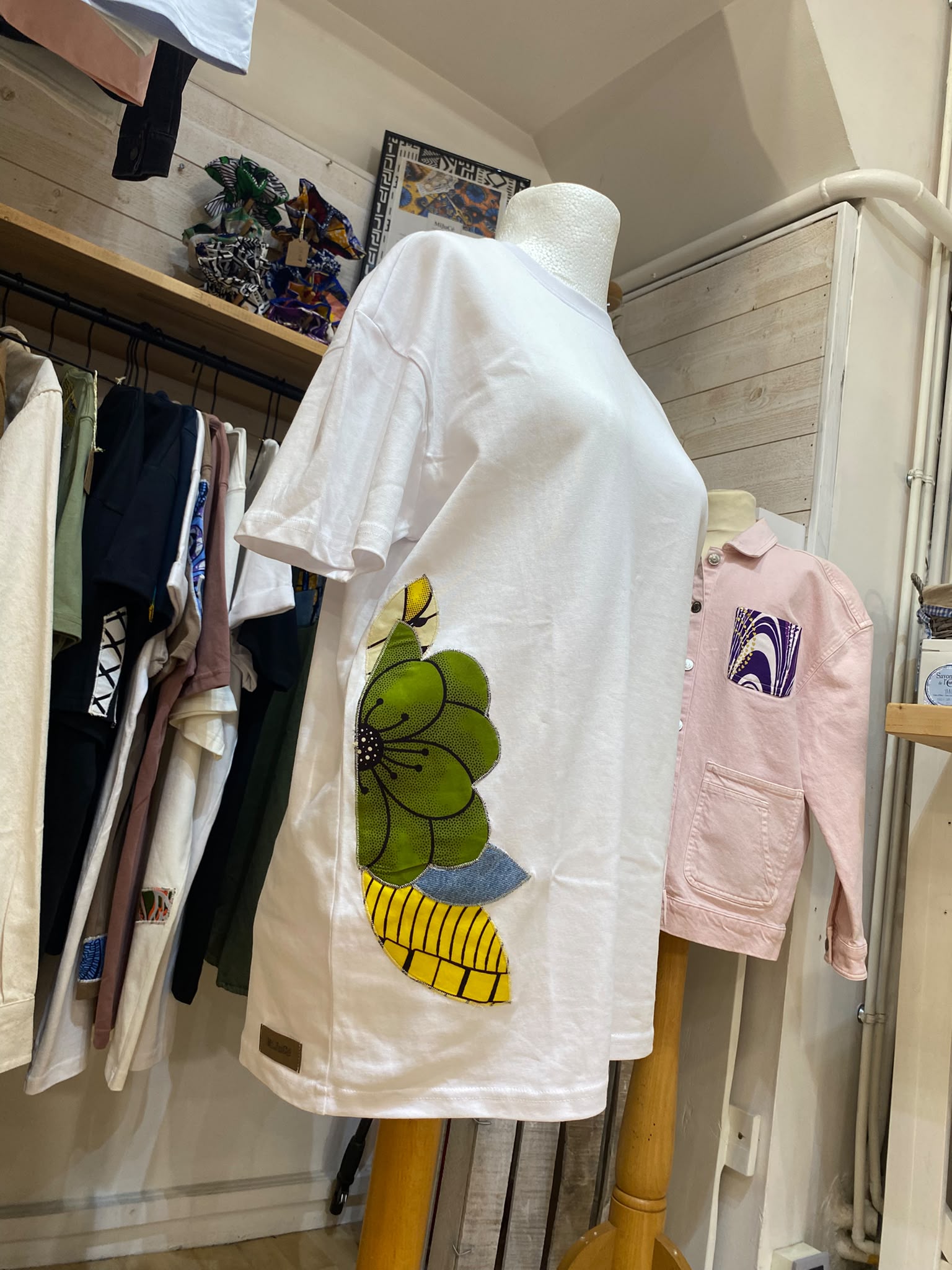 Tshirt blanc - fleurs wax -Taille : M/L coupe oversize – pièce unique – Image 2