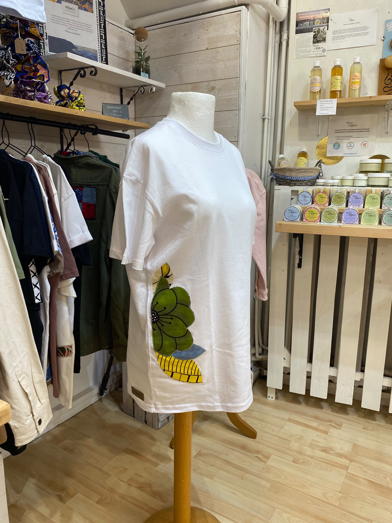 Tshirt blanc - fleurs wax -Taille : M/L coupe oversize – pièce unique – Image 5
